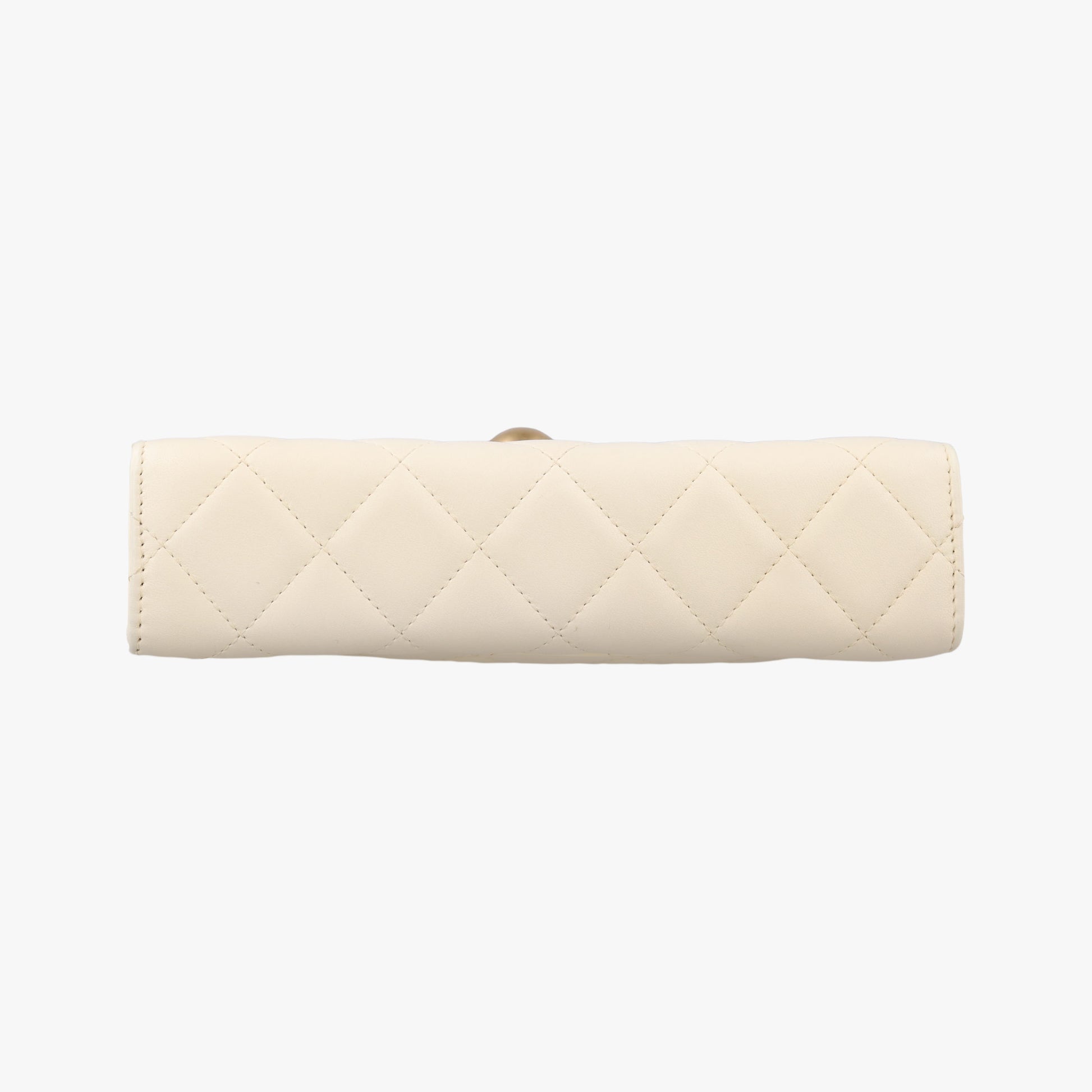 CC Button Timeless Wristlet Clutch Bag White lambskin AS0178 26808198マトラッセ ビジュー大金球 リストレット クラッチ ホワイト ラムスキン AS0178 26808198