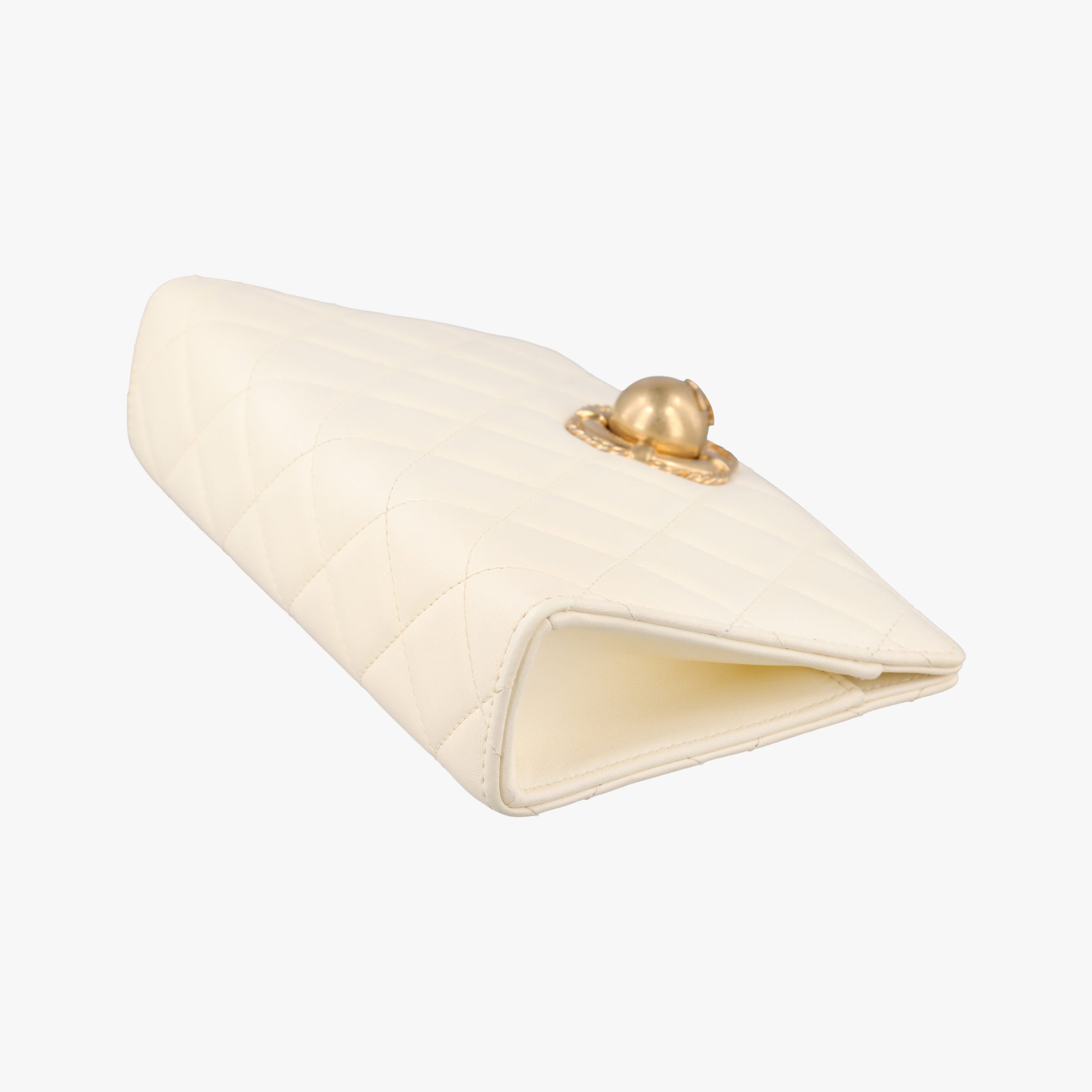CC Button Timeless Wristlet Clutch Bag White lambskin AS0178 26808198マトラッセ ビジュー大金球 リストレット クラッチ ホワイト ラムスキン AS0178 26808198