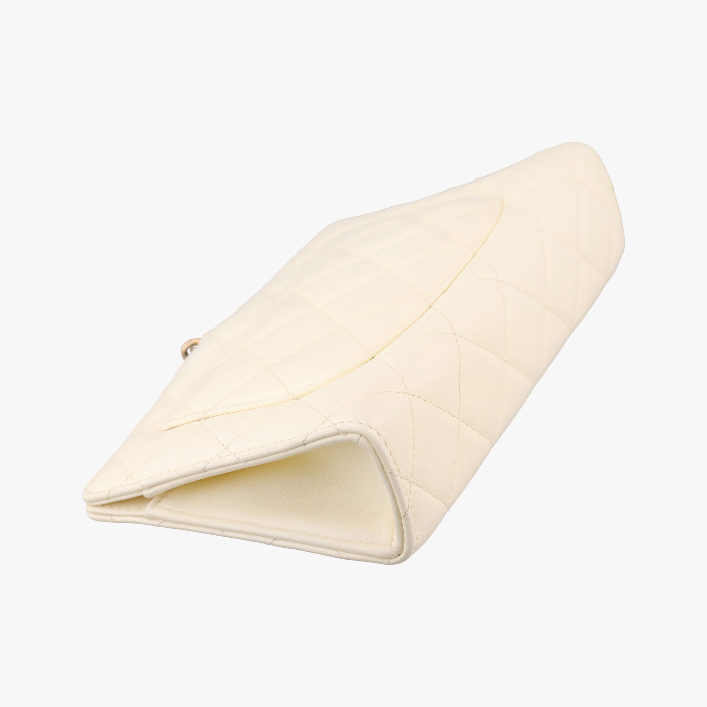 CC Button Timeless Wristlet Clutch Bag White lambskin AS0178 26808198マトラッセ ビジュー大金球 リストレット クラッチ ホワイト ラムスキン AS0178 26808198
