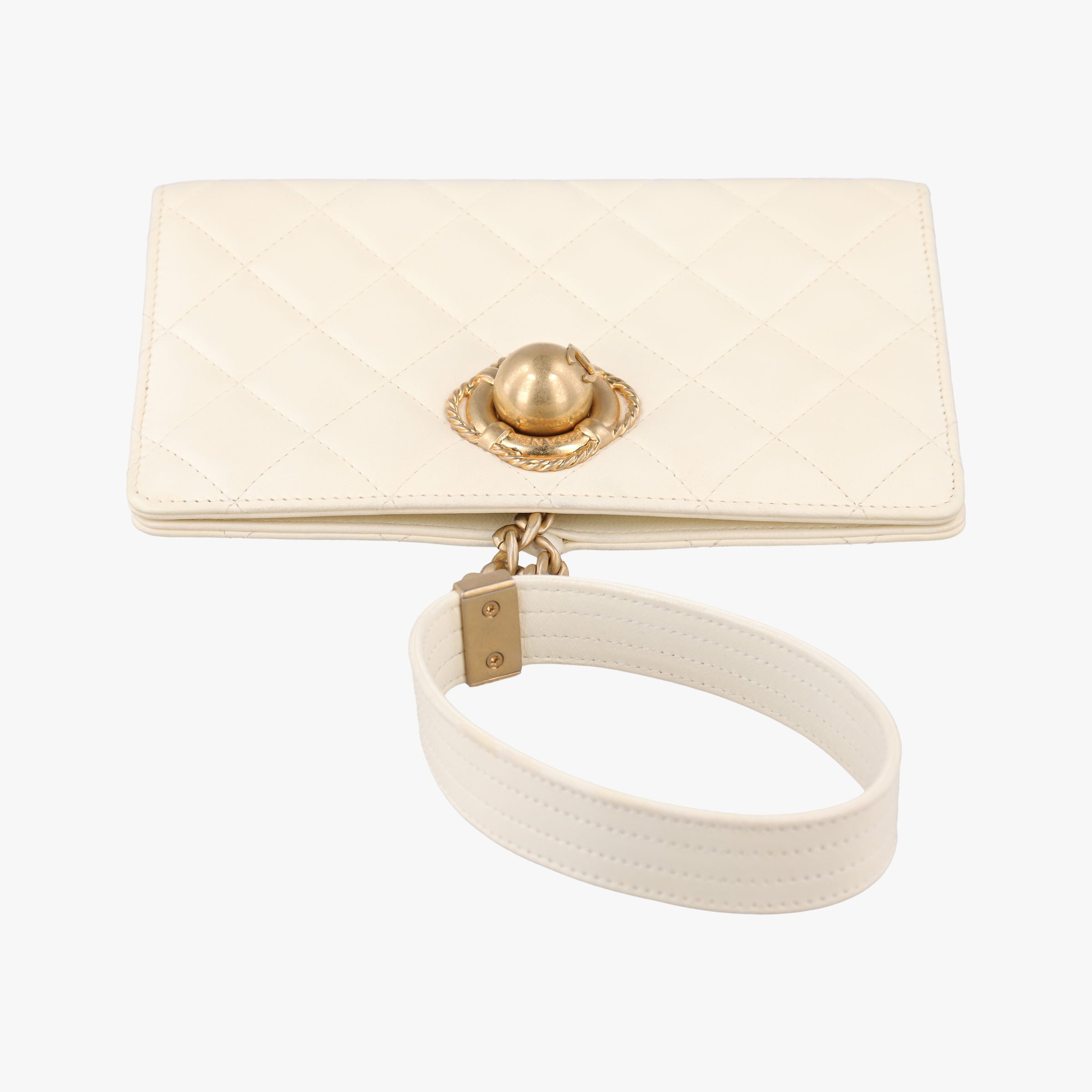 CC Button Timeless Wristlet Clutch Bag White lambskin AS0178 26808198マトラッセ ビジュー大金球 リストレット クラッチ ホワイト ラムスキン AS0178 26808198