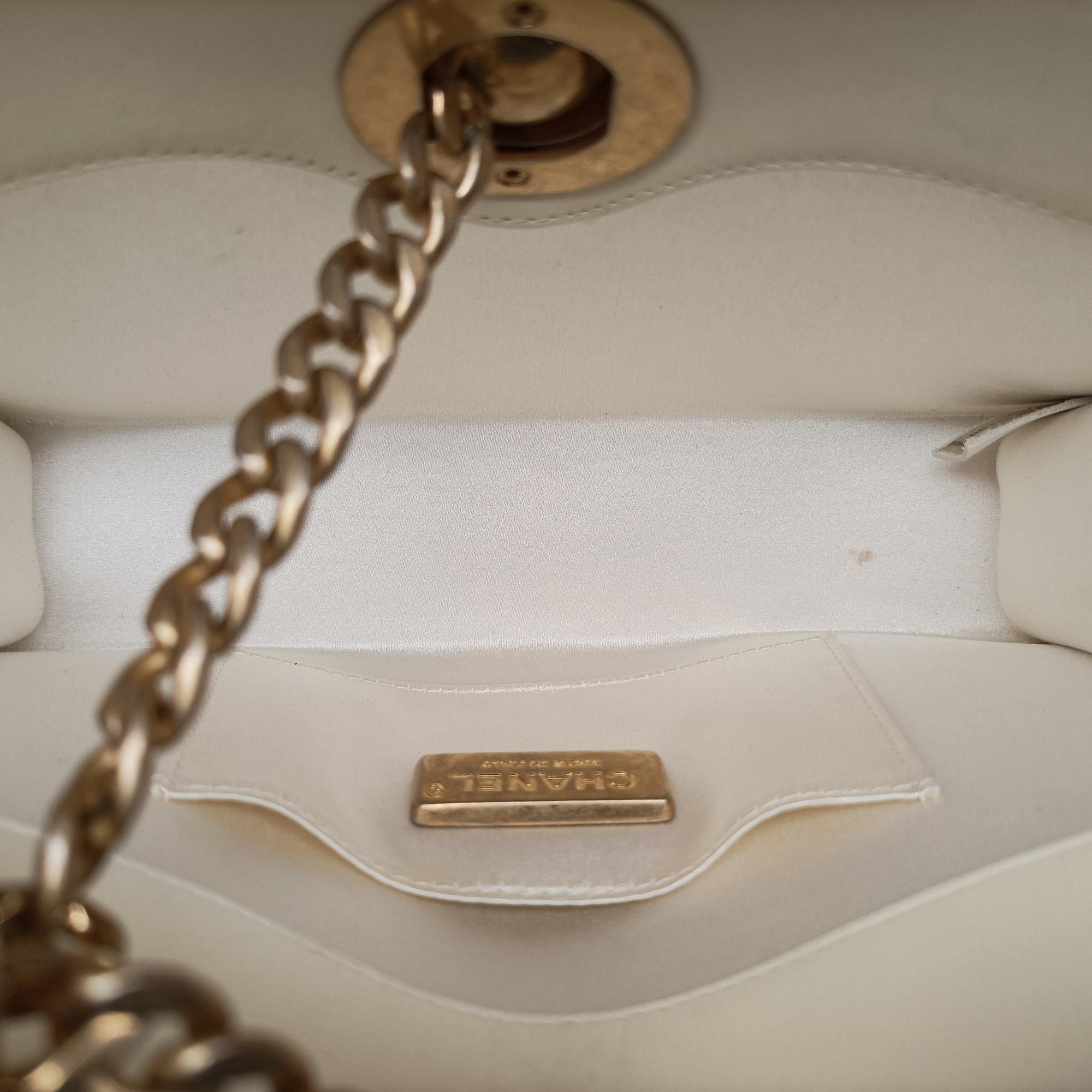 CC Button Timeless Wristlet Clutch Bag White lambskin AS0178 26808198マトラッセ ビジュー大金球 リストレット クラッチ ホワイト ラムスキン AS0178 26808198