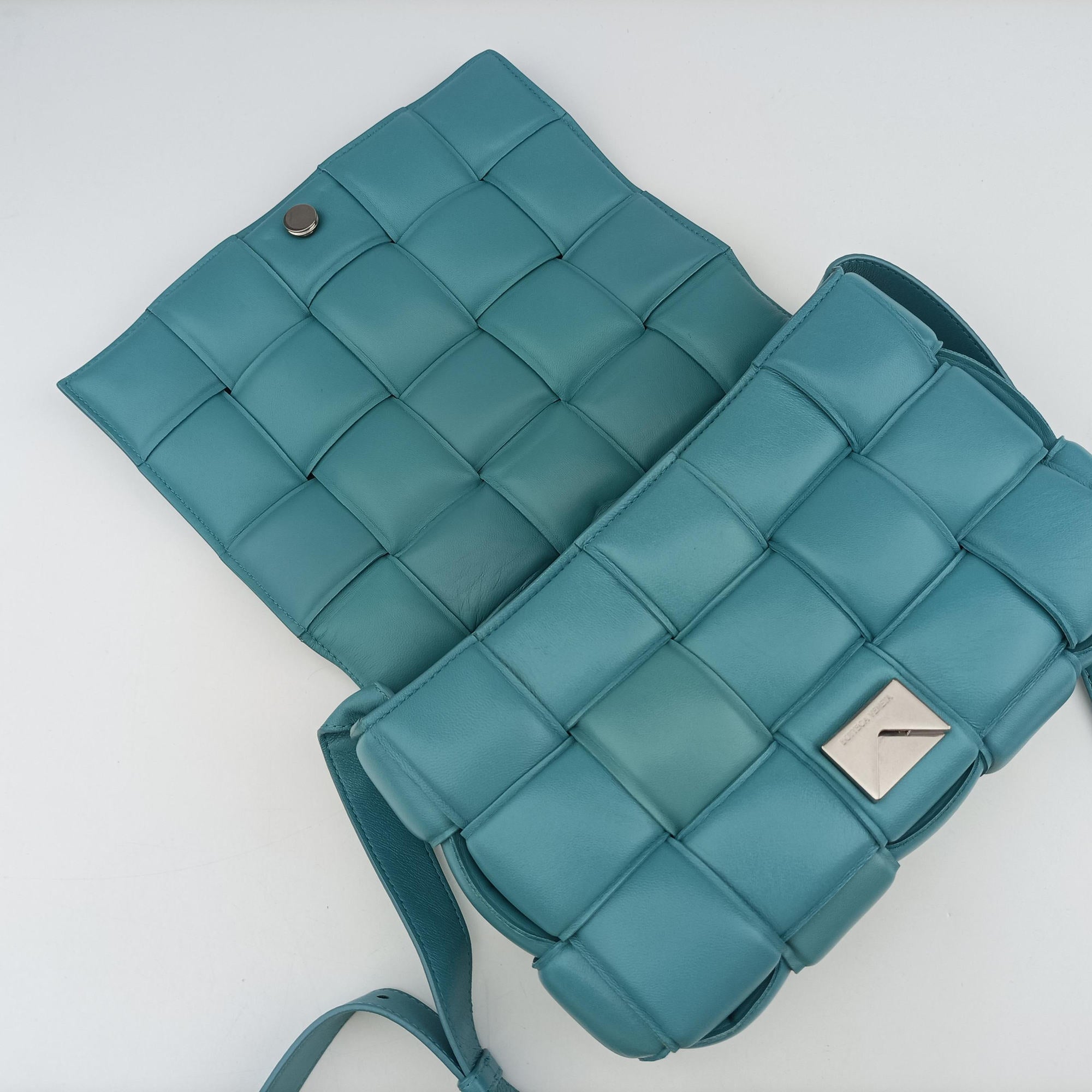 Padded Cassette Blue lambskin B09227447Nパデッド カセット ブルー ラムスキン B09227447N