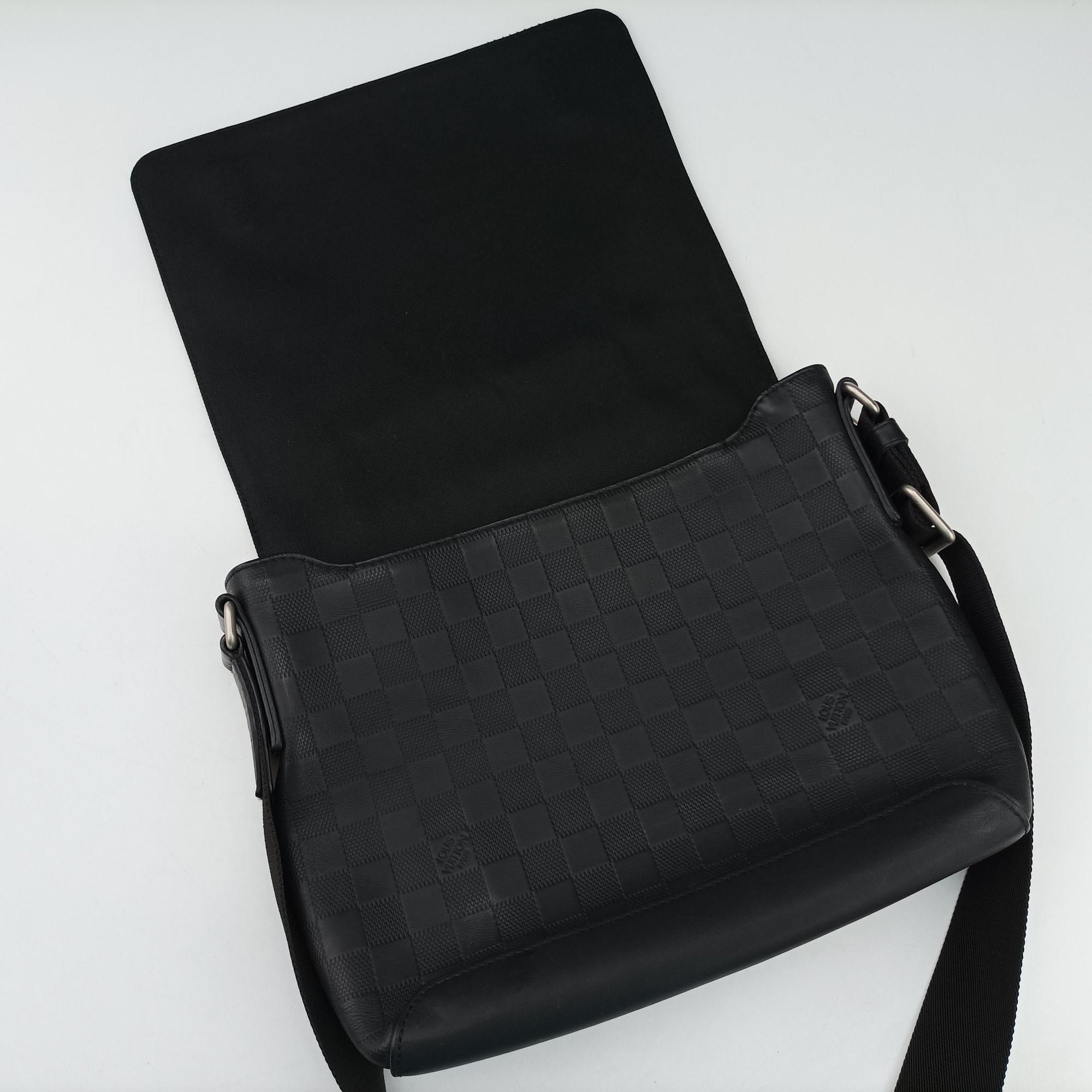 District PM Noir Damier Infini Leather N41033 CA1167ディストリクト PM ノワール ダミエアンフィニレザー N41033 CA1167