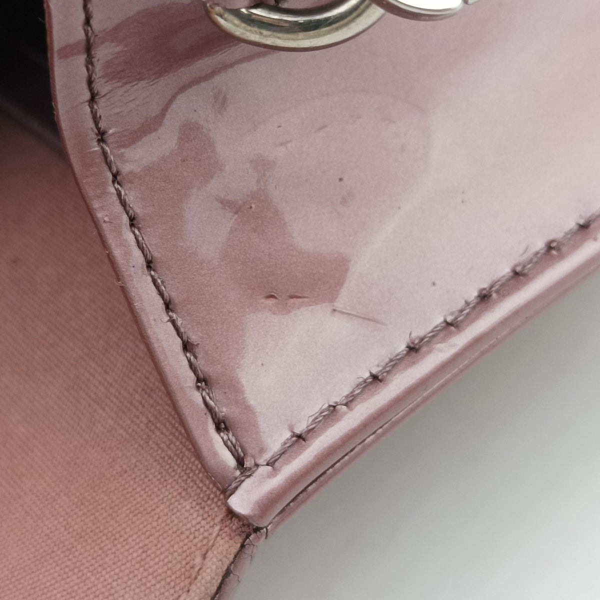 Pochette Louise PM Rose Indien Vernis M64550 FL2157ポシェット ルイーズ  PM ローズアンディアン ヴェルニ M64550 FL2157
