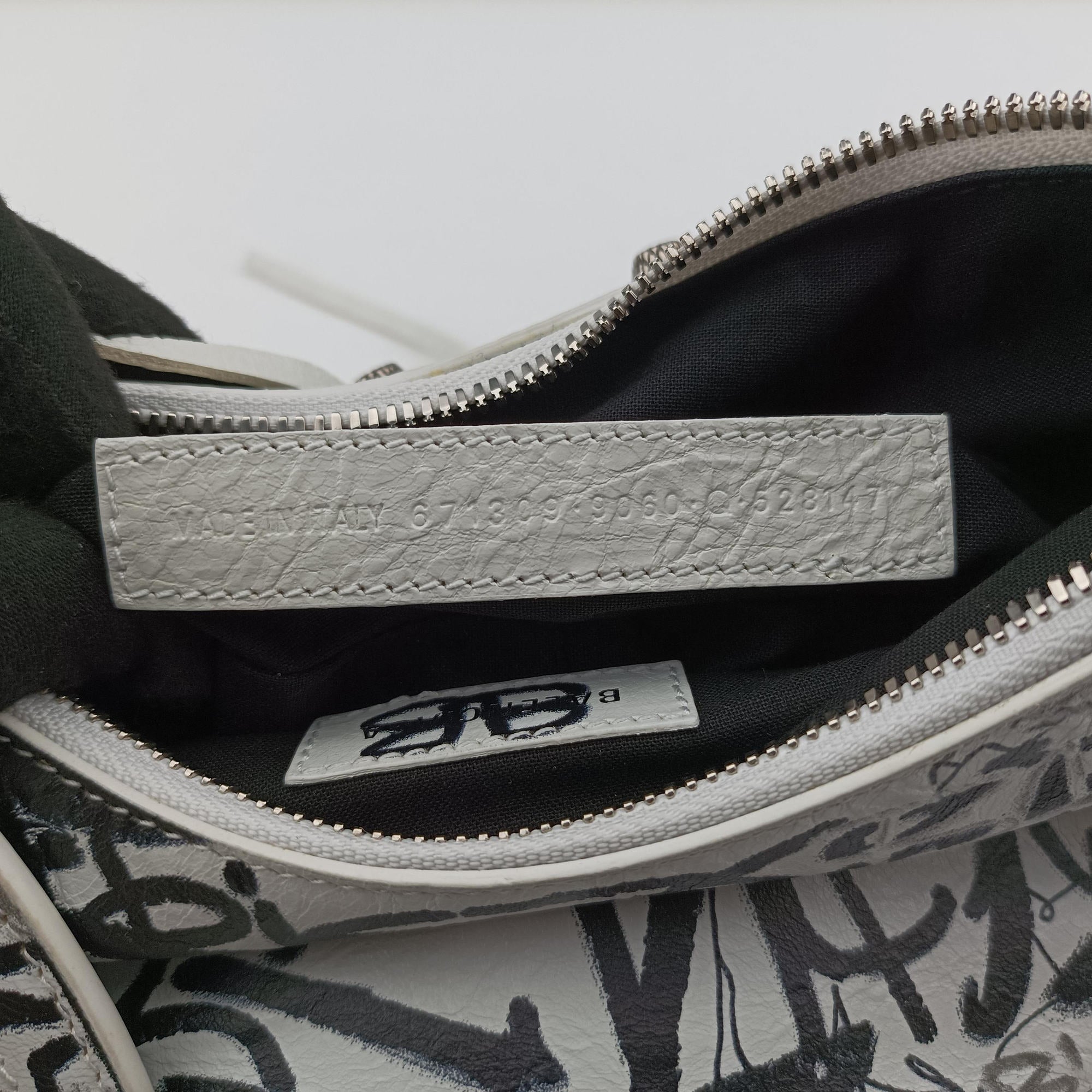 Le Cagole White × Black lambskin 671309.9060.Q.528147ル カゴール ホワイト × ブラック ラムスキン 671309.9060.Q.528147