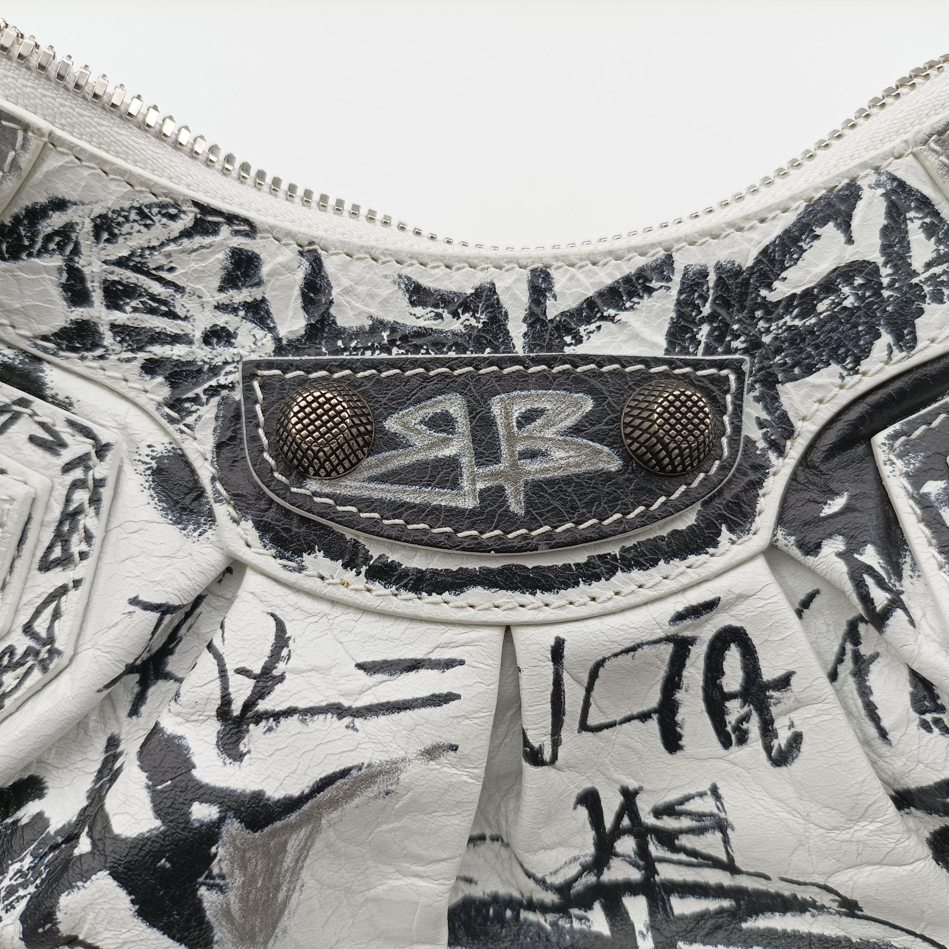 Le Cagole White × Black lambskin 671309.9060.Q.528147ル カゴール ホワイト × ブラック ラムスキン 671309.9060.Q.528147