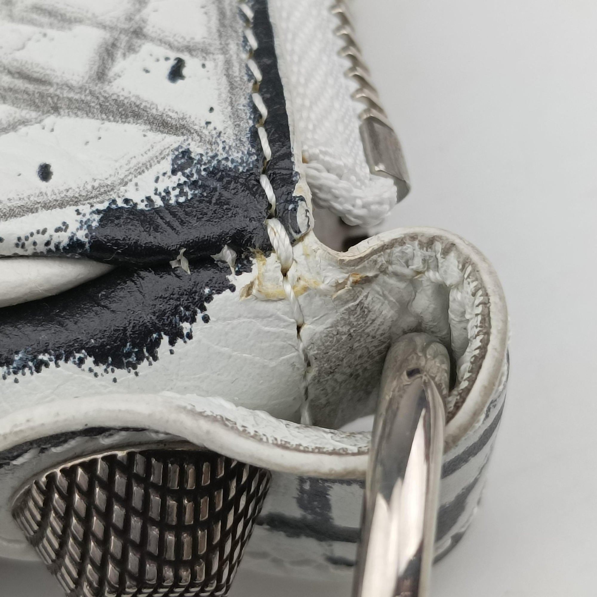 Le Cagole White × Black lambskin 671309.9060.Q.528147ル カゴール ホワイト × ブラック ラムスキン 671309.9060.Q.528147