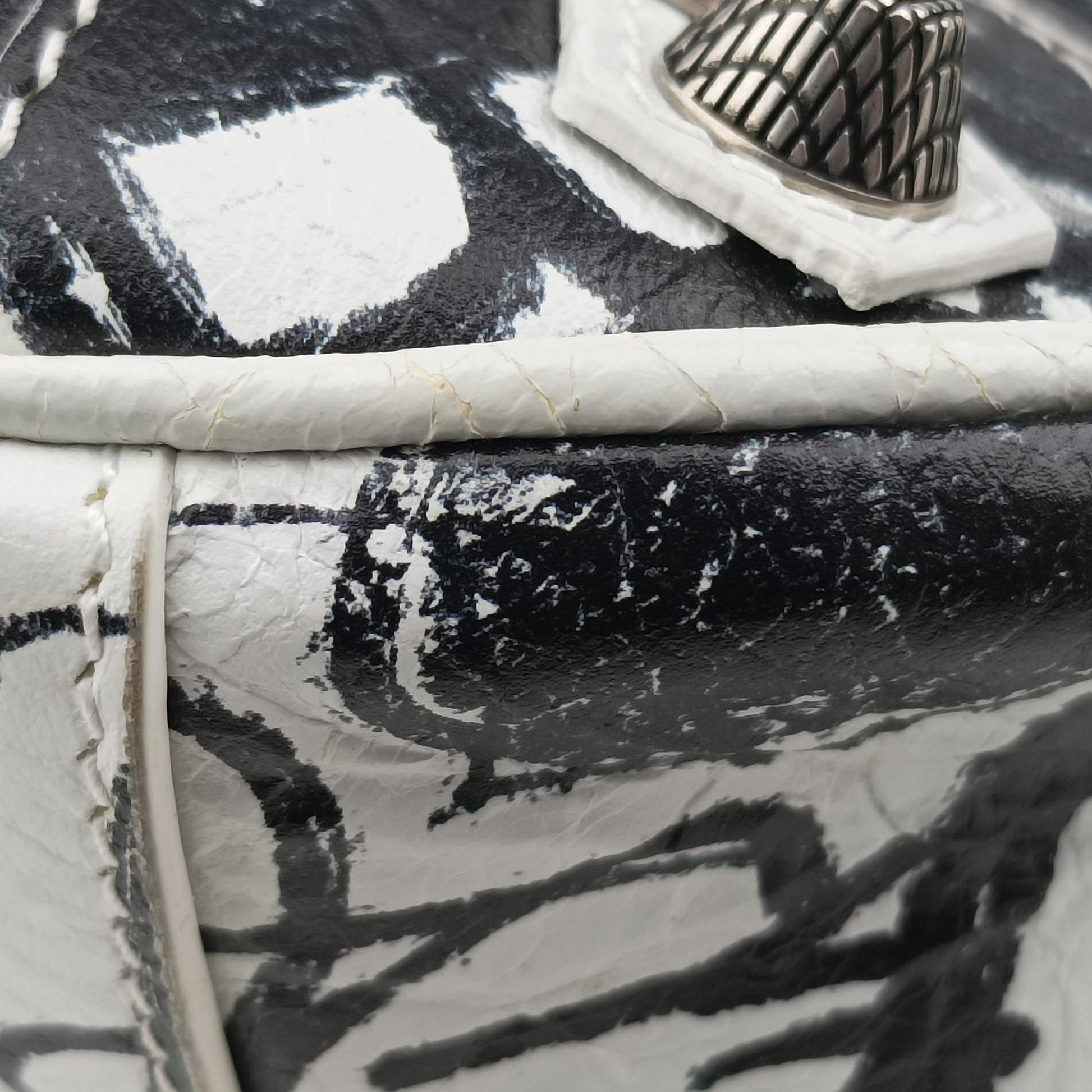Le Cagole White × Black lambskin 671309.9060.Q.528147ル カゴール ホワイト × ブラック ラムスキン 671309.9060.Q.528147