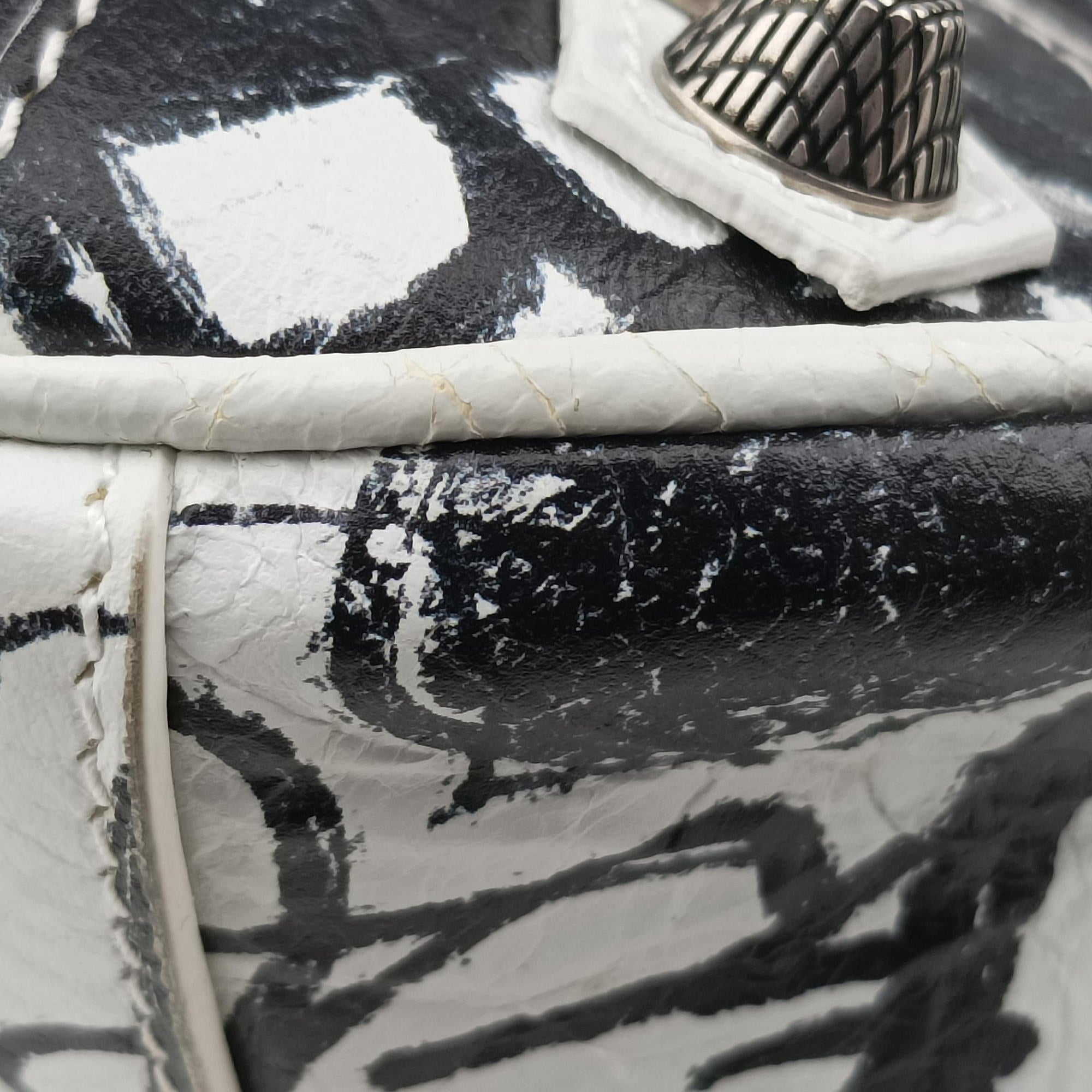 Le Cagole White × Black lambskin 671309.9060.Q.528147ル カゴール ホワイト × ブラック ラムスキン 671309.9060.Q.528147
