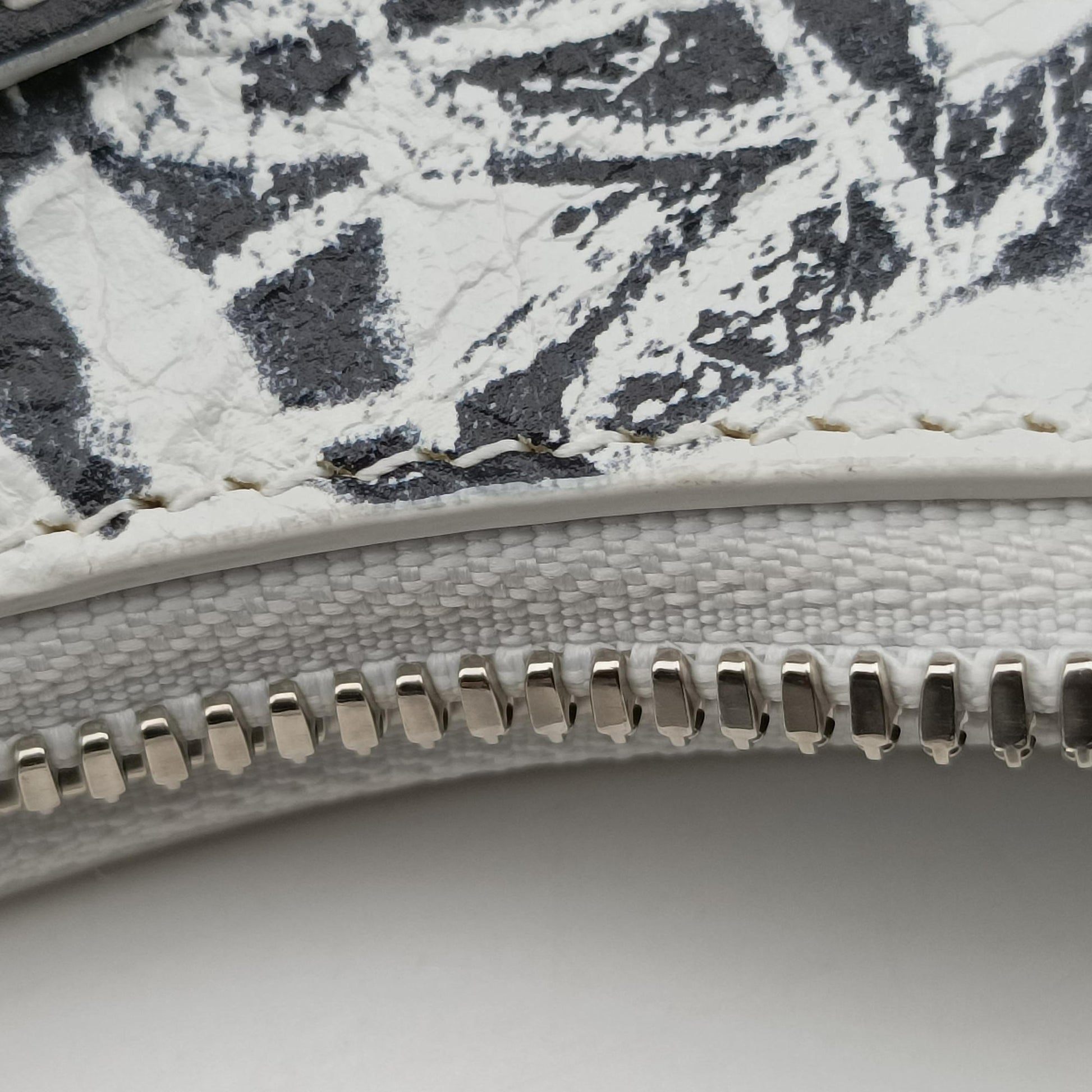 Le Cagole White × Black lambskin 671309.9060.Q.528147ル カゴール ホワイト × ブラック ラムスキン 671309.9060.Q.528147
