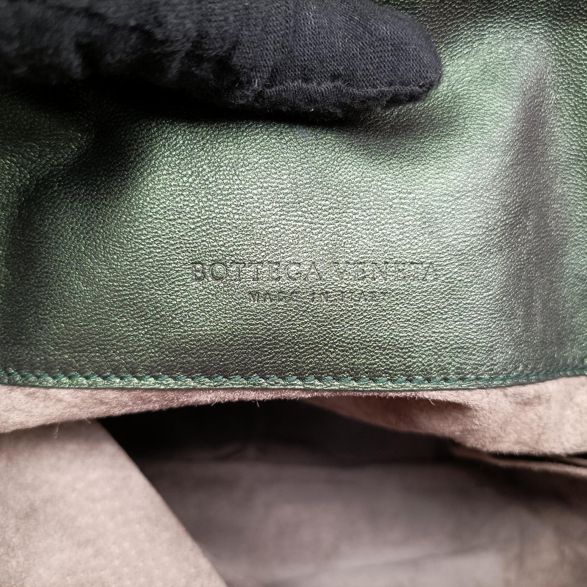Iridescent Scarabee Iridescent Multi Pocket Tote  Iridescent Green Leather 248520 VP381 3320 EPEV 2010 5026 Aイントレチャート スカラベ マルチポケット イントレチャート トート メタリックグリーン レザー 248520 VP381 3320 EPEV 2010 5026 A