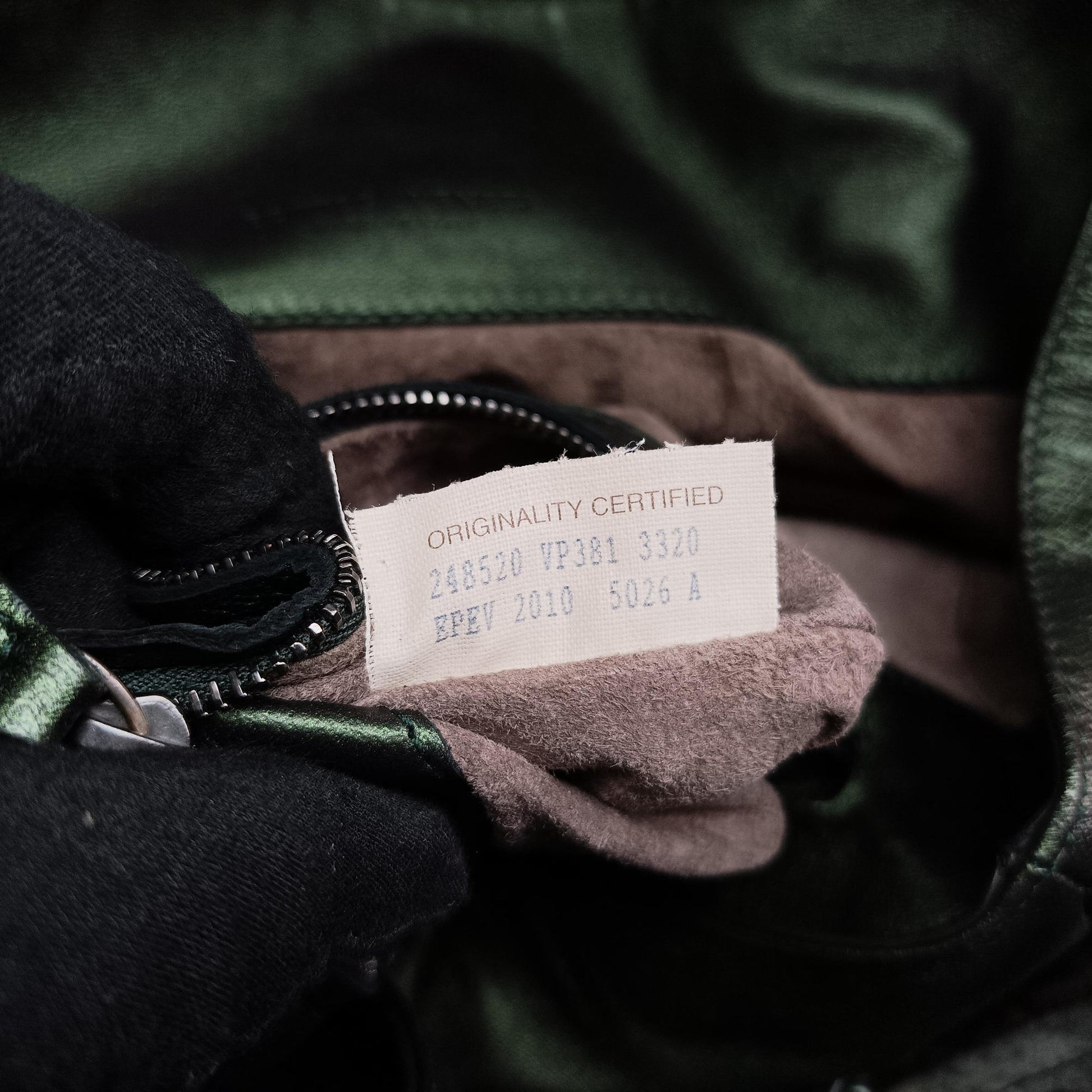 Iridescent Scarabee Iridescent Multi Pocket Tote  Iridescent Green Leather 248520 VP381 3320 EPEV 2010 5026 Aイントレチャート スカラベ マルチポケット イントレチャート トート メタリックグリーン レザー 248520 VP381 3320 EPEV 2010 5026 A