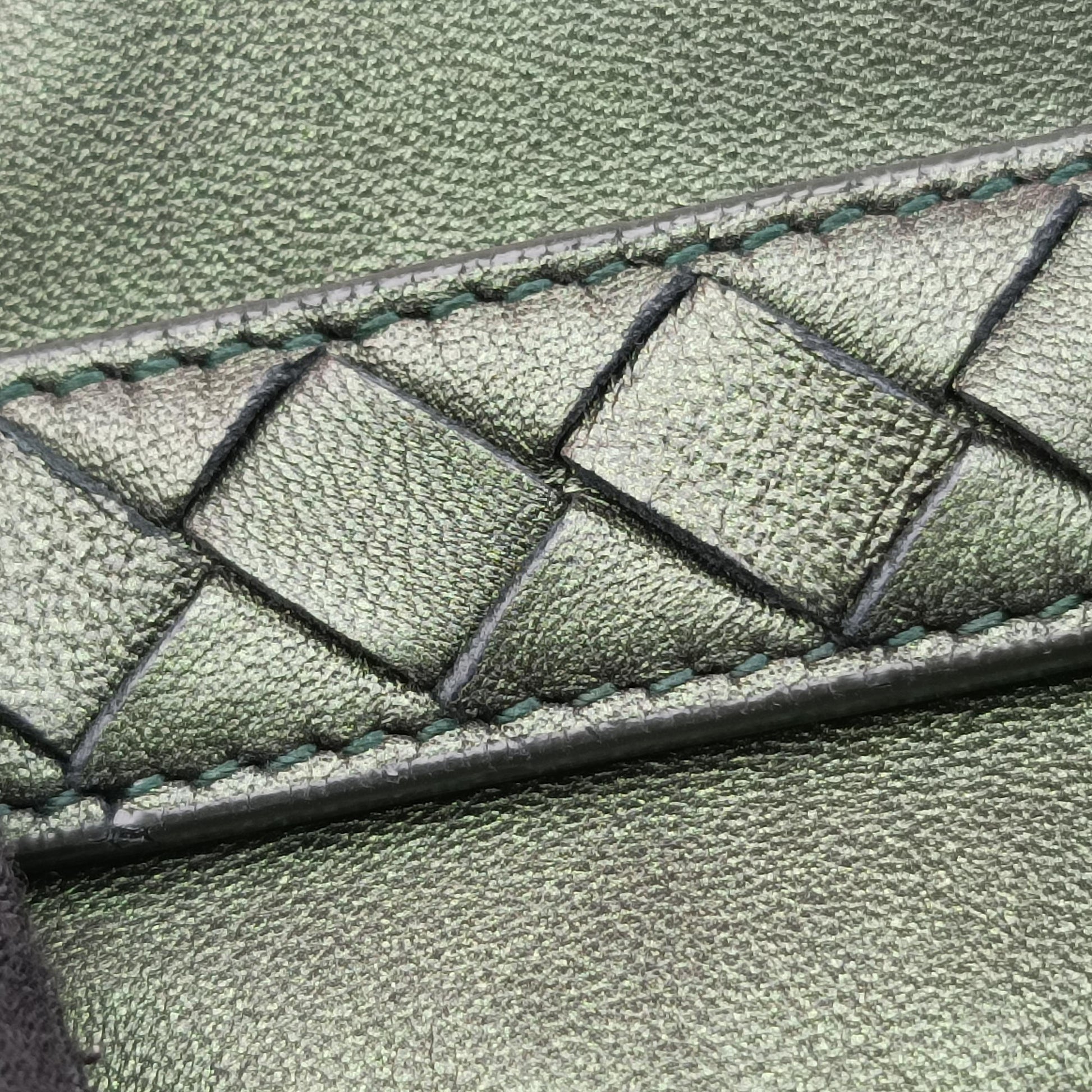 Iridescent Scarabee Iridescent Multi Pocket Tote  Iridescent Green Leather 248520 VP381 3320 EPEV 2010 5026 Aイントレチャート スカラベ マルチポケット イントレチャート トート メタリックグリーン レザー 248520 VP381 3320 EPEV 2010 5026 A