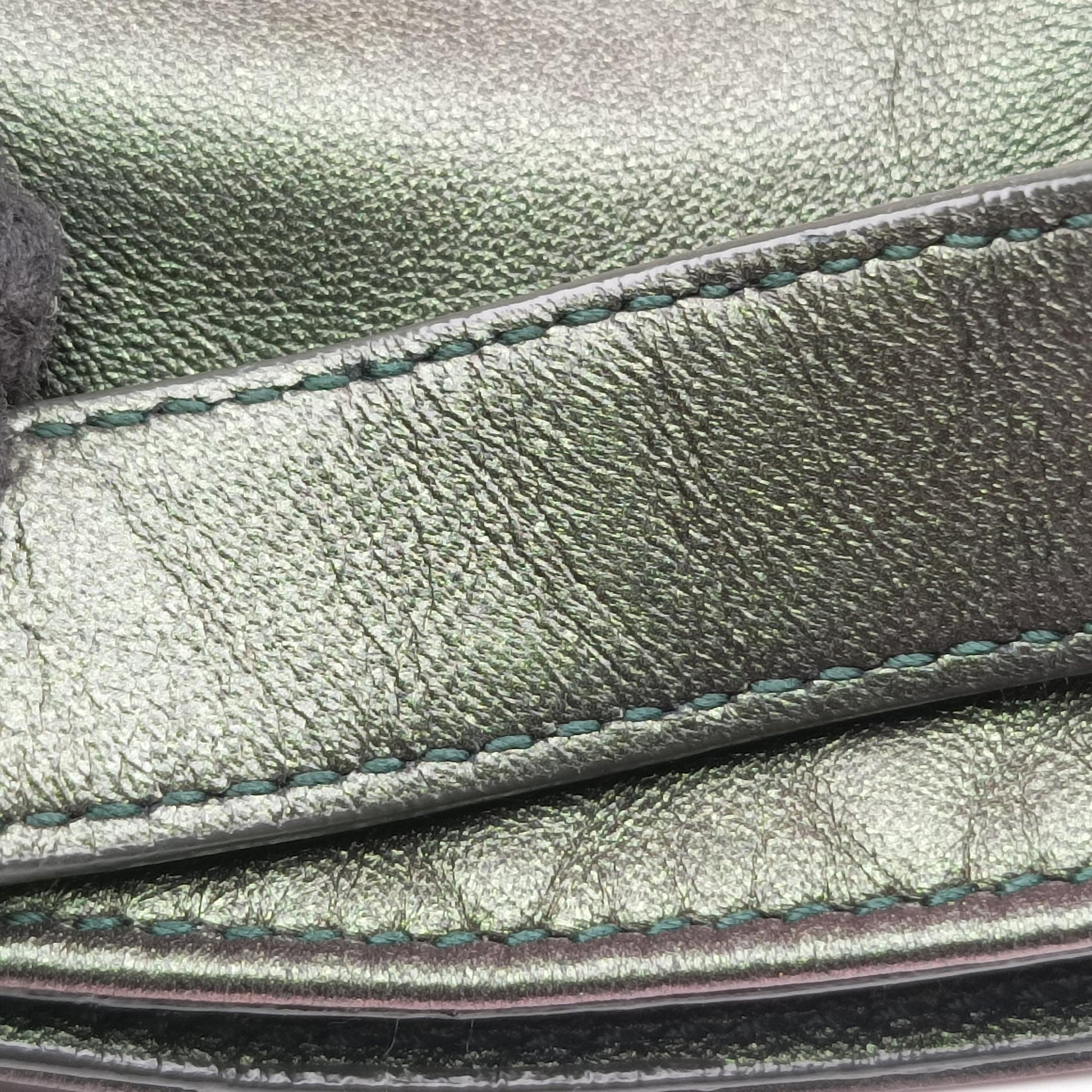 Iridescent Scarabee Iridescent Multi Pocket Tote  Iridescent Green Leather 248520 VP381 3320 EPEV 2010 5026 Aイントレチャート スカラベ マルチポケット イントレチャート トート メタリックグリーン レザー 248520 VP381 3320 EPEV 2010 5026 A