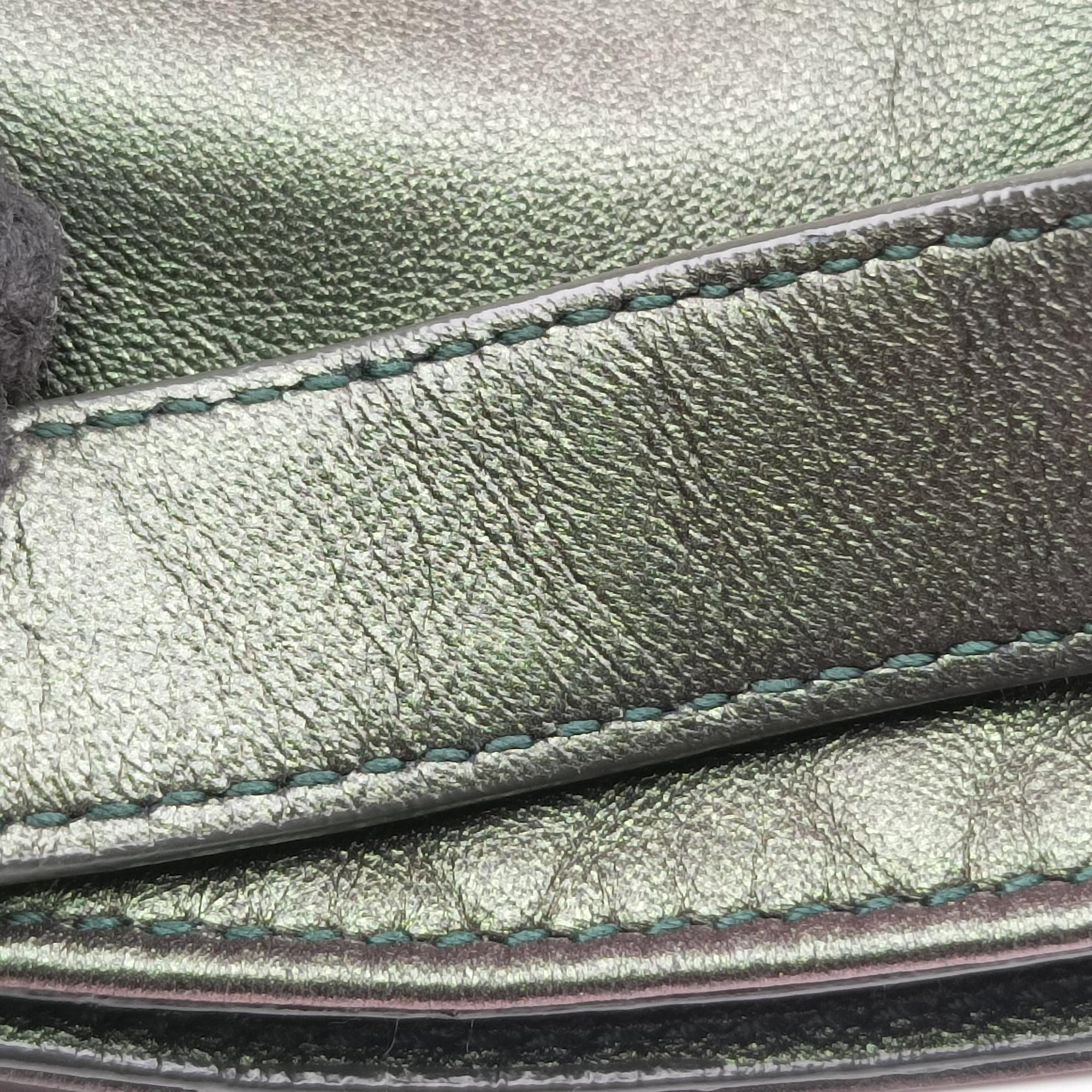 Iridescent Scarabee Iridescent Multi Pocket Tote  Iridescent Green Leather 248520 VP381 3320 EPEV 2010 5026 Aイントレチャート スカラベ マルチポケット イントレチャート トート メタリックグリーン レザー 248520 VP381 3320 EPEV 2010 5026 A