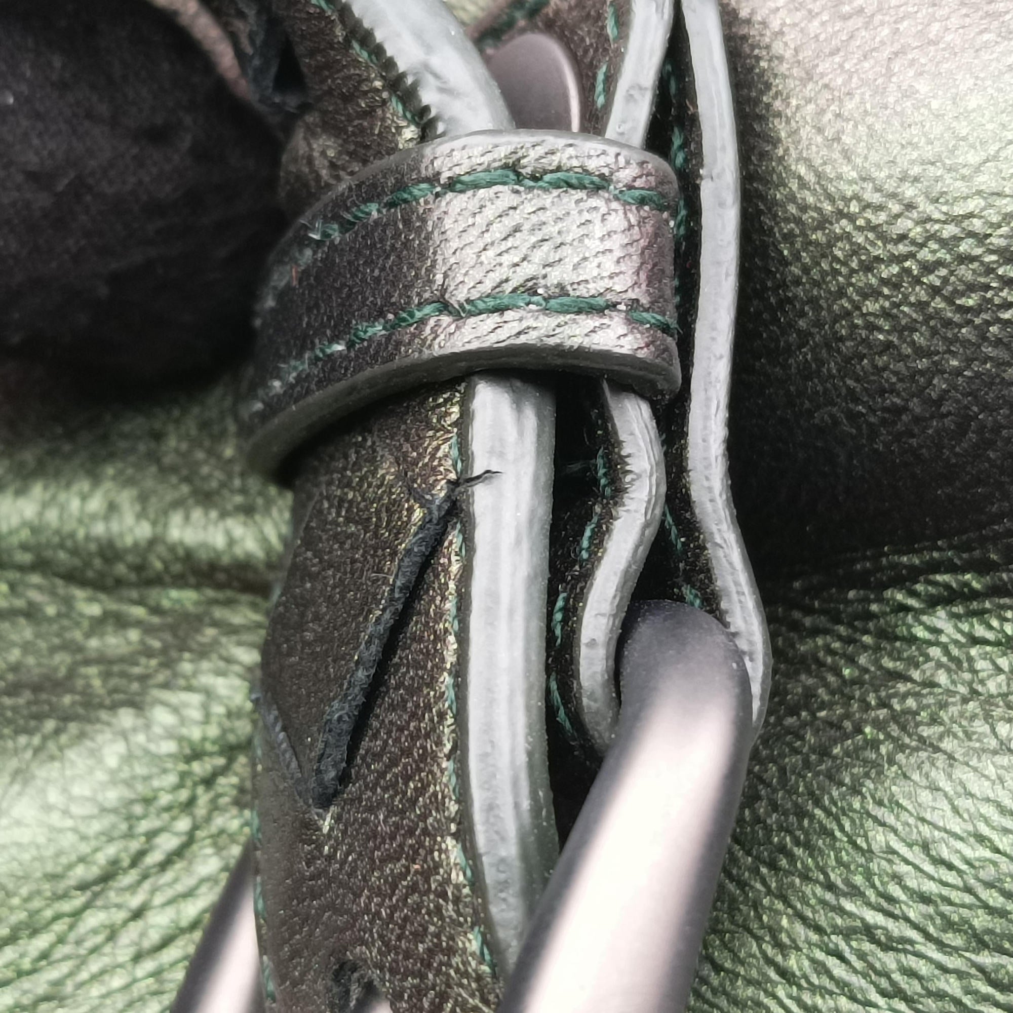 Iridescent Scarabee Iridescent Multi Pocket Tote  Iridescent Green Leather 248520 VP381 3320 EPEV 2010 5026 Aイントレチャート スカラベ マルチポケット イントレチャート トート メタリックグリーン レザー 248520 VP381 3320 EPEV 2010 5026 A