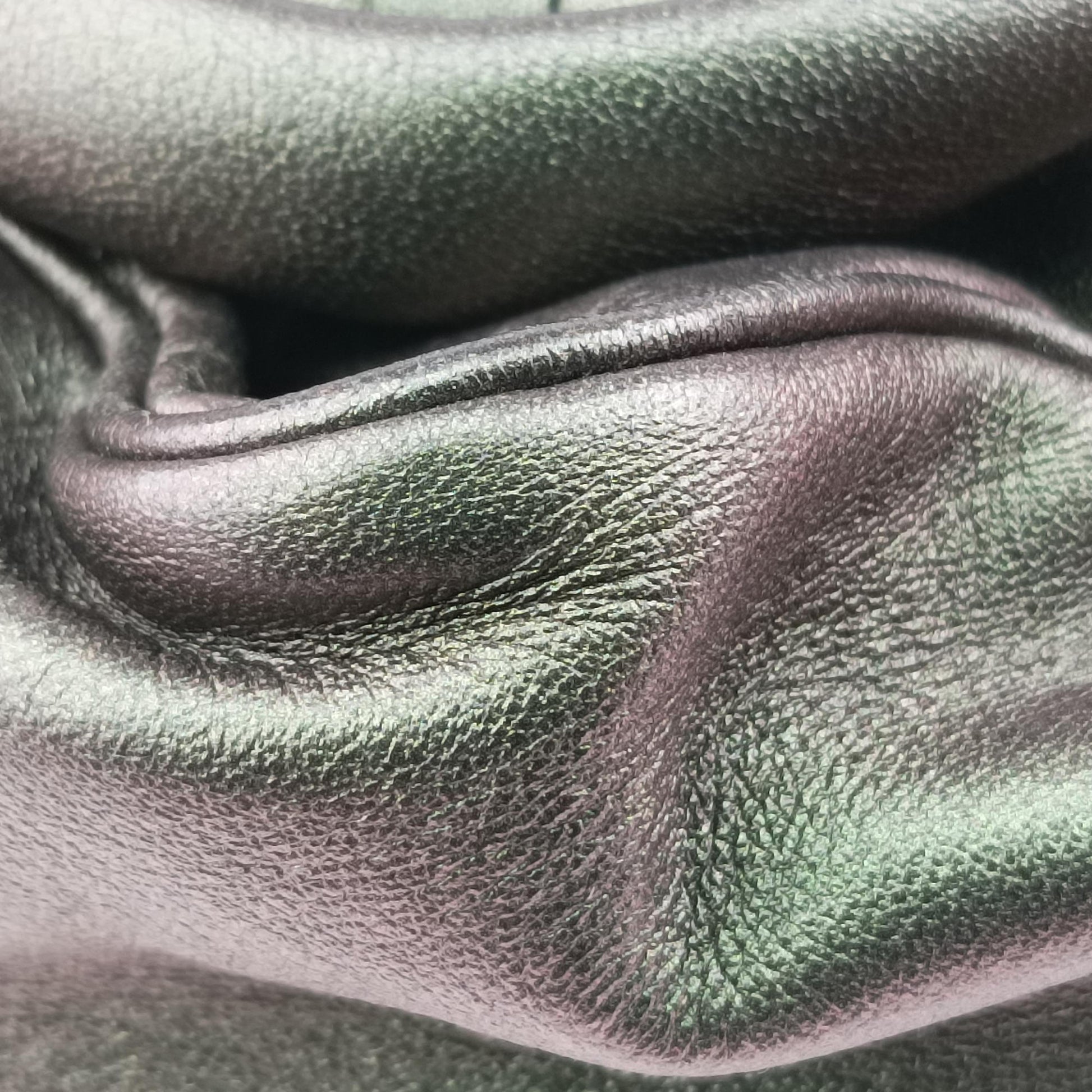 Iridescent Scarabee Iridescent Multi Pocket Tote  Iridescent Green Leather 248520 VP381 3320 EPEV 2010 5026 Aイントレチャート スカラベ マルチポケット イントレチャート トート メタリックグリーン レザー 248520 VP381 3320 EPEV 2010 5026 A
