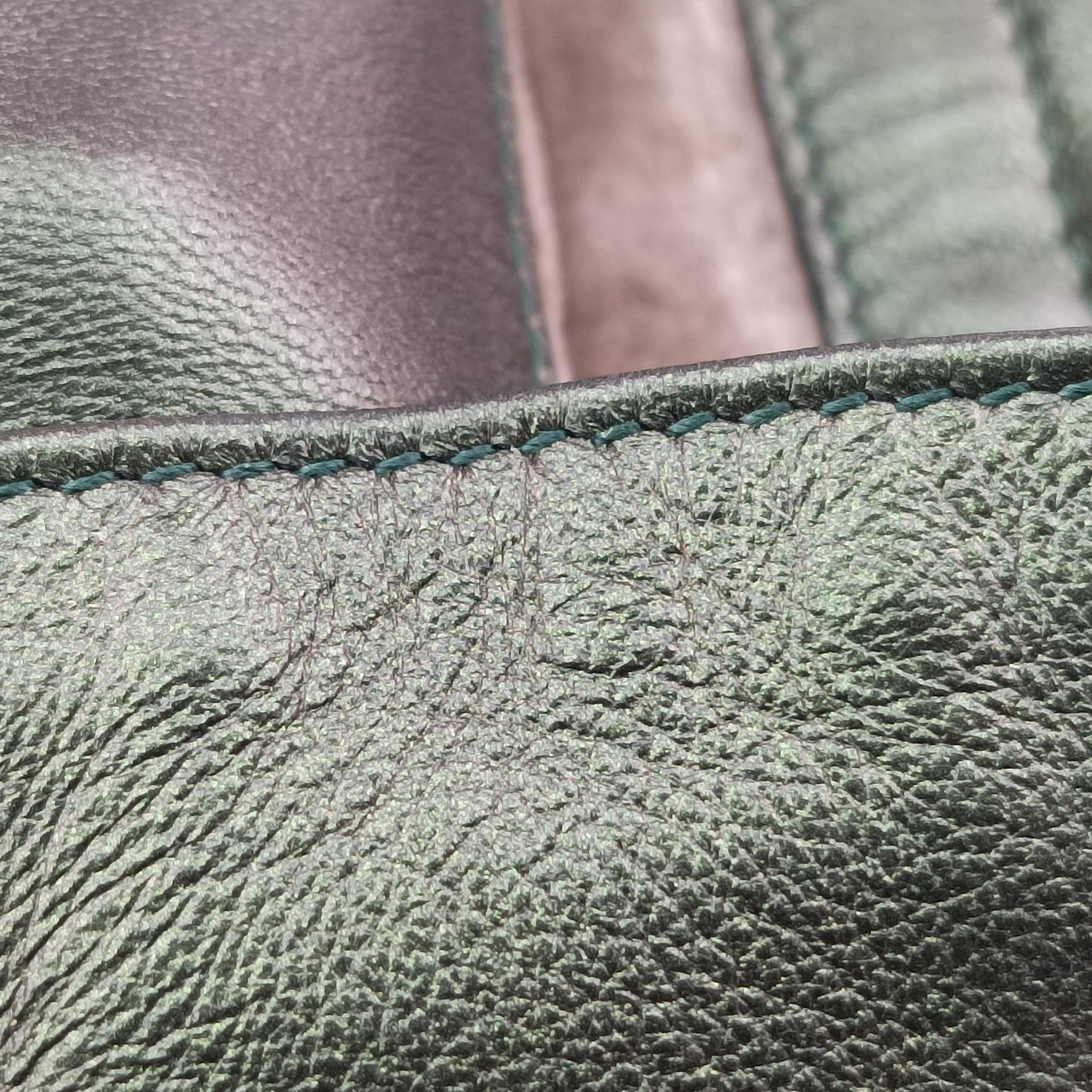 Iridescent Scarabee Iridescent Multi Pocket Tote  Iridescent Green Leather 248520 VP381 3320 EPEV 2010 5026 Aイントレチャート スカラベ マルチポケット イントレチャート トート メタリックグリーン レザー 248520 VP381 3320 EPEV 2010 5026 A