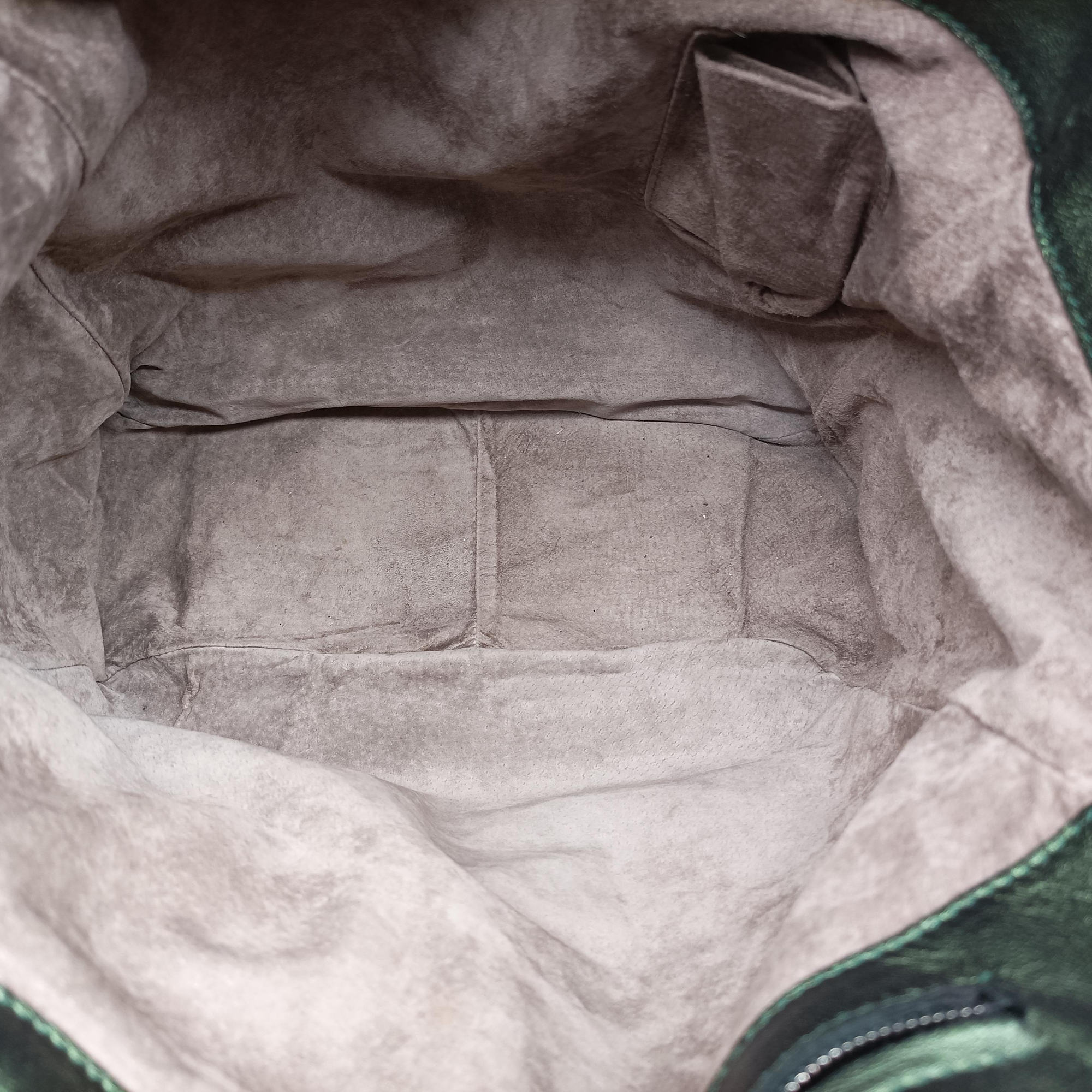 Iridescent Scarabee Iridescent Multi Pocket Tote  Iridescent Green Leather 248520 VP381 3320 EPEV 2010 5026 Aイントレチャート スカラベ マルチポケット イントレチャート トート メタリックグリーン レザー 248520 VP381 3320 EPEV 2010 5026 A