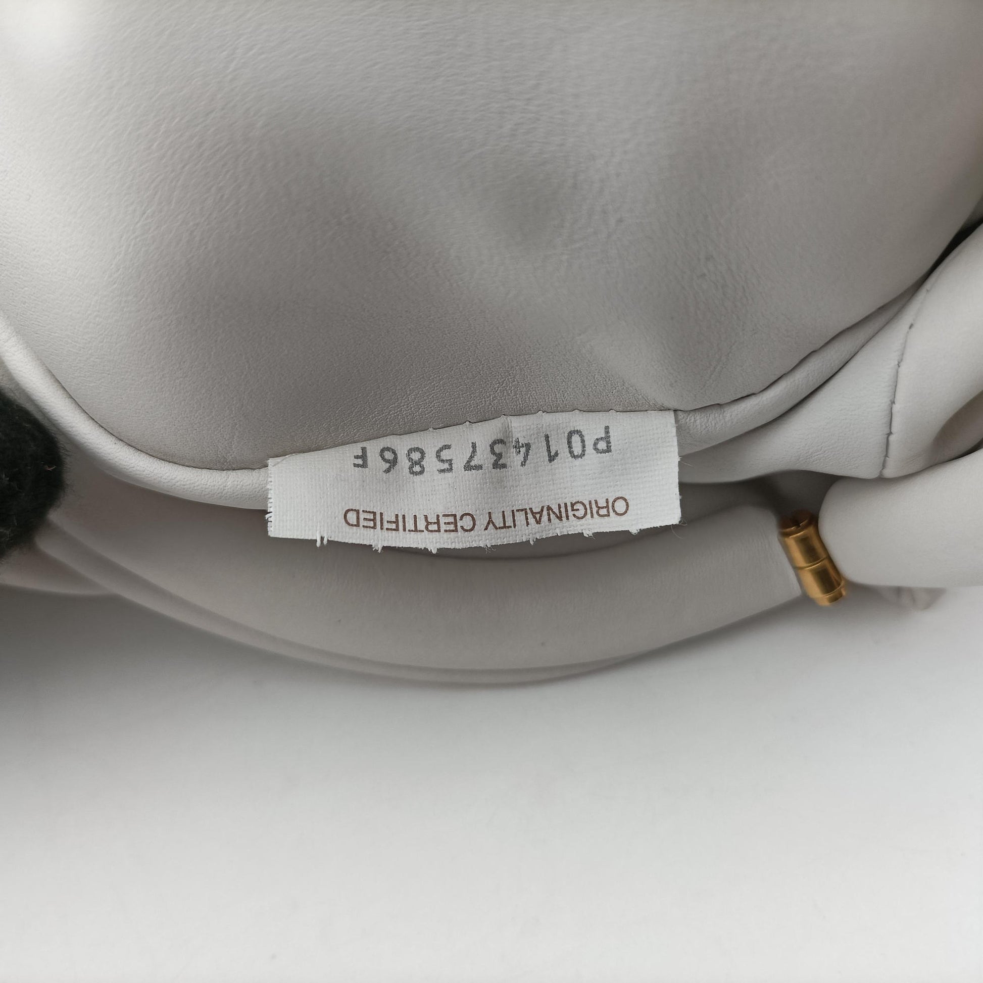 THE Chain Pouch White lambskin P01437586Fザ チェーンポーチ ホワイト ラムスキン P01437586F