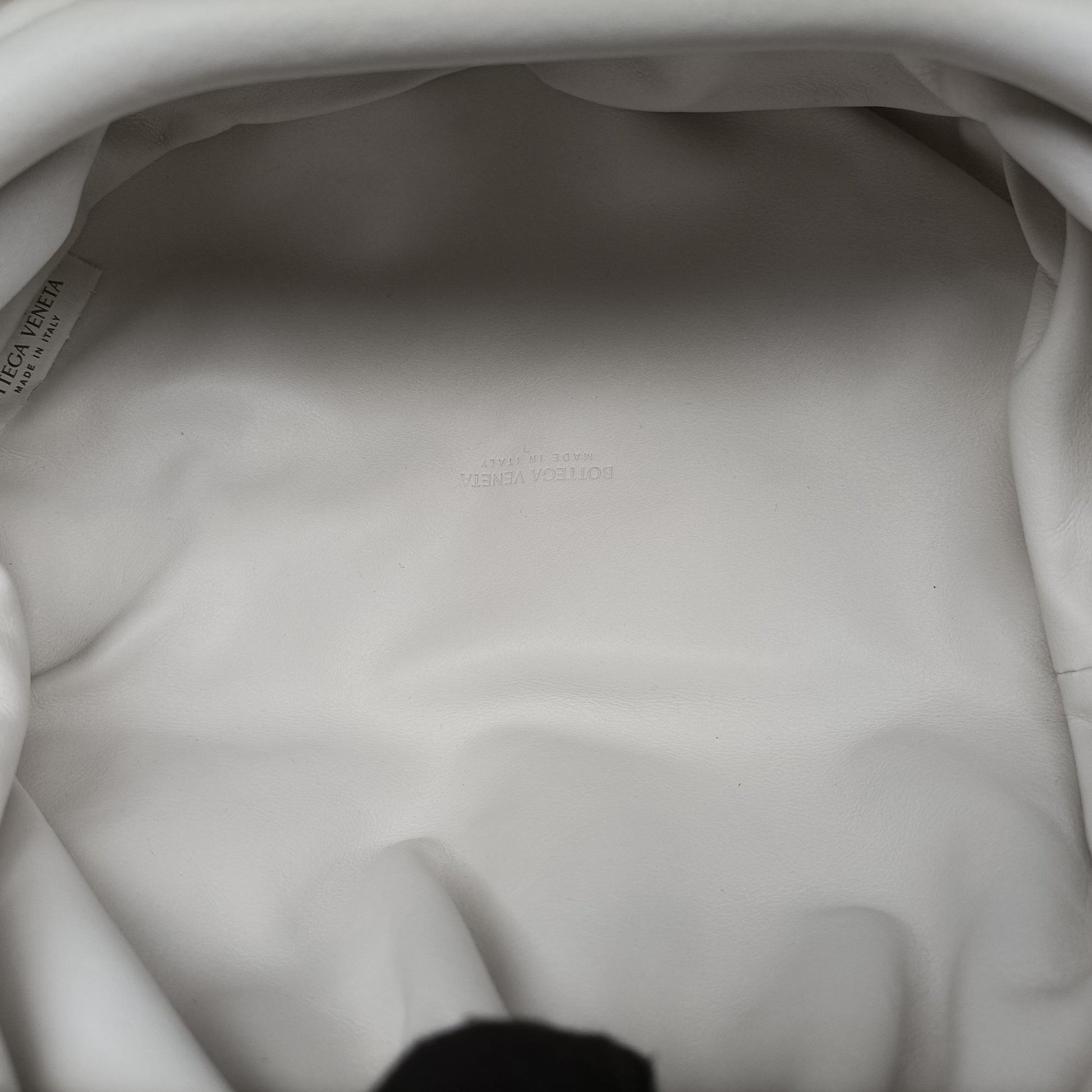 THE Chain Pouch White lambskin P01437586Fザ チェーンポーチ ホワイト ラムスキン P01437586F