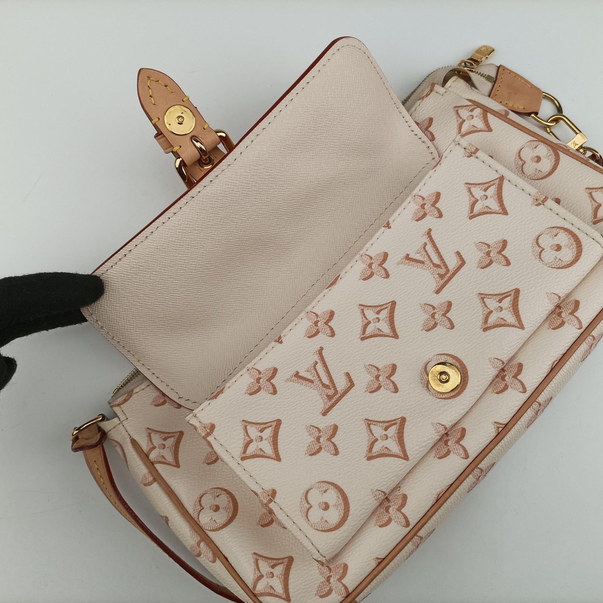 Maxi Pochette Accessoires Ivory x Brown PVC-coated canvas M20920 IC Chipマキシ ポシェット アクセソワール アイボリーxブラウン PVCコーティングキャンバス M20920 ICチップ
