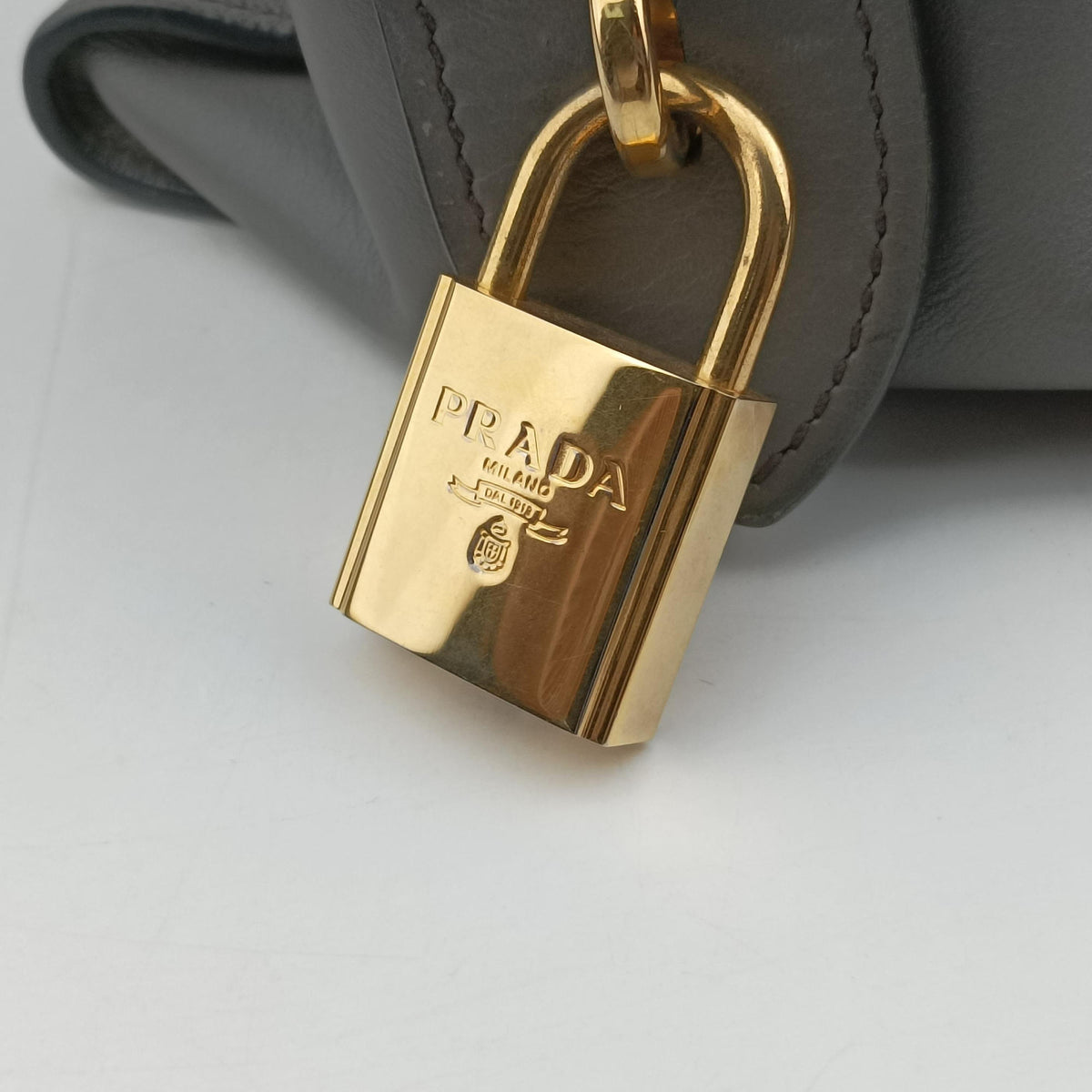Esplanade Grey SAFFIANO Leather 1BA045 117 Pエスプラナード グレー サフィアーノレザー 1BA045 117 P