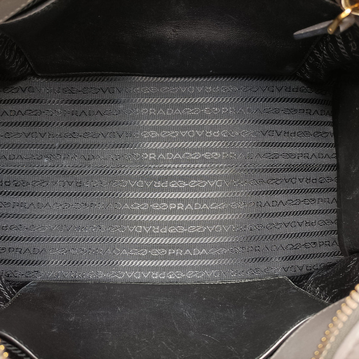 Esplanade Grey SAFFIANO Leather 1BA045 117 Pエスプラナード グレー サフィアーノレザー 1BA045 117 P
