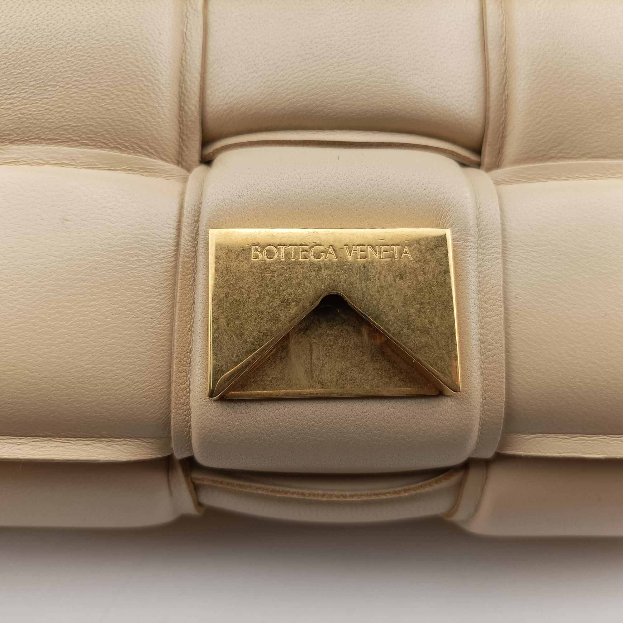 Padded CASSETTE Beige lambskin B09211443Sパデッド カセット ベージュ ラムスキン B09211443S