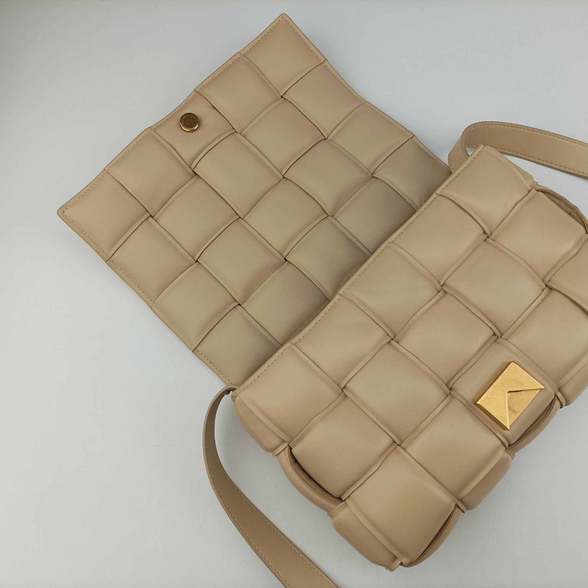 Padded CASSETTE Beige lambskin B09211443Sパデッド カセット ベージュ ラムスキン B09211443S