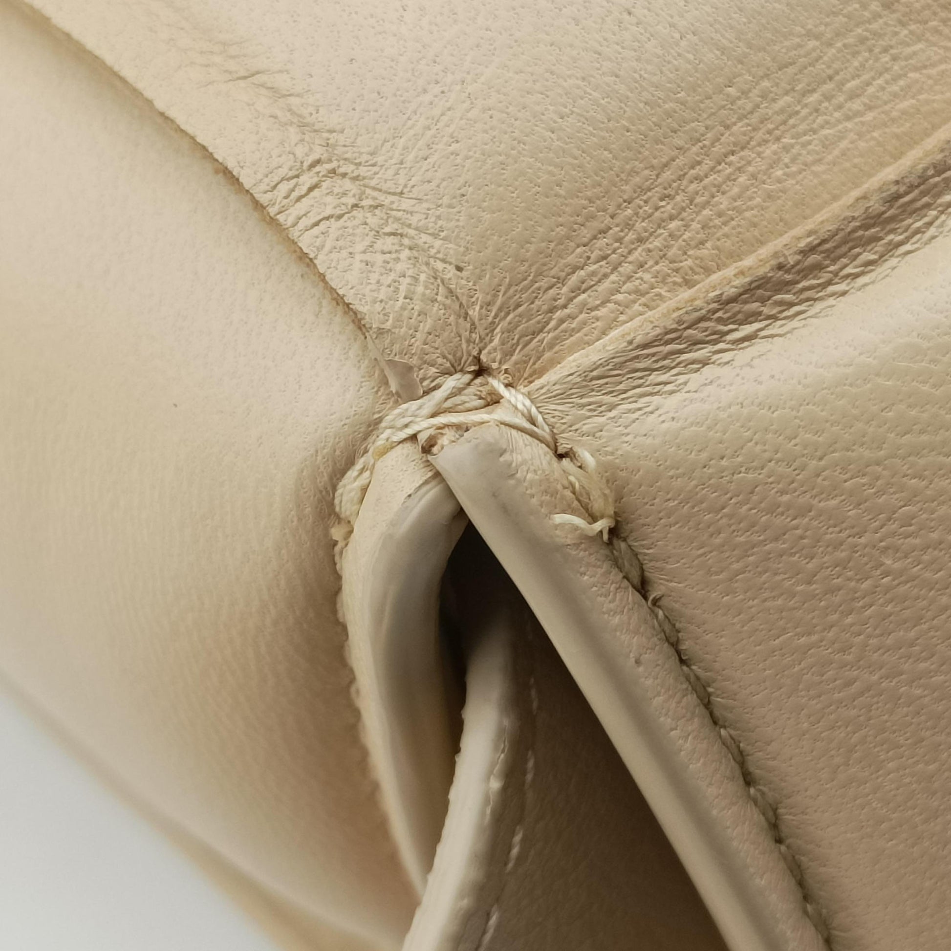 Padded CASSETTE Beige lambskin B09211443Sパデッド カセット ベージュ ラムスキン B09211443S