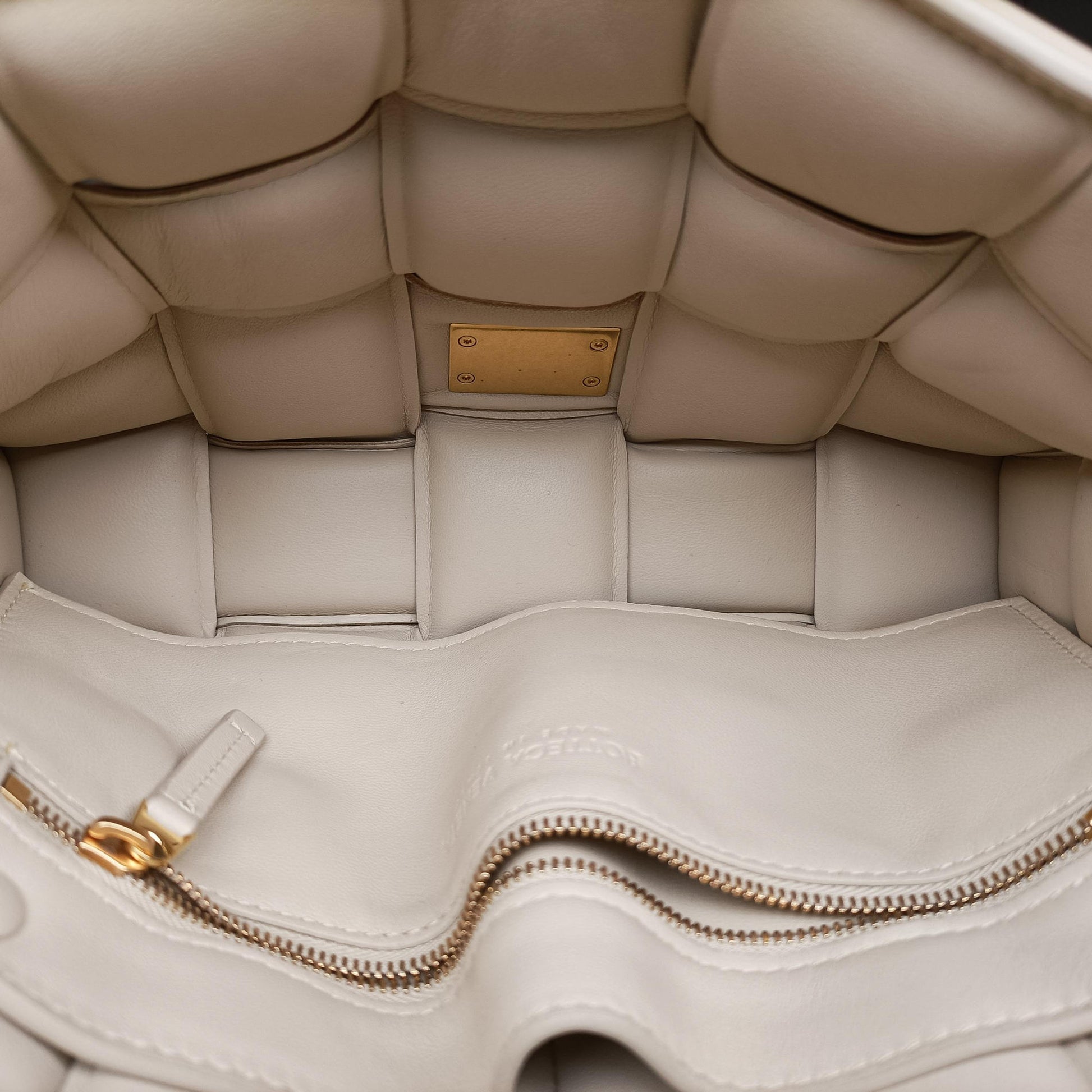 Padded CASSETTE Beige lambskin B09211443Sパデッド カセット ベージュ ラムスキン B09211443S