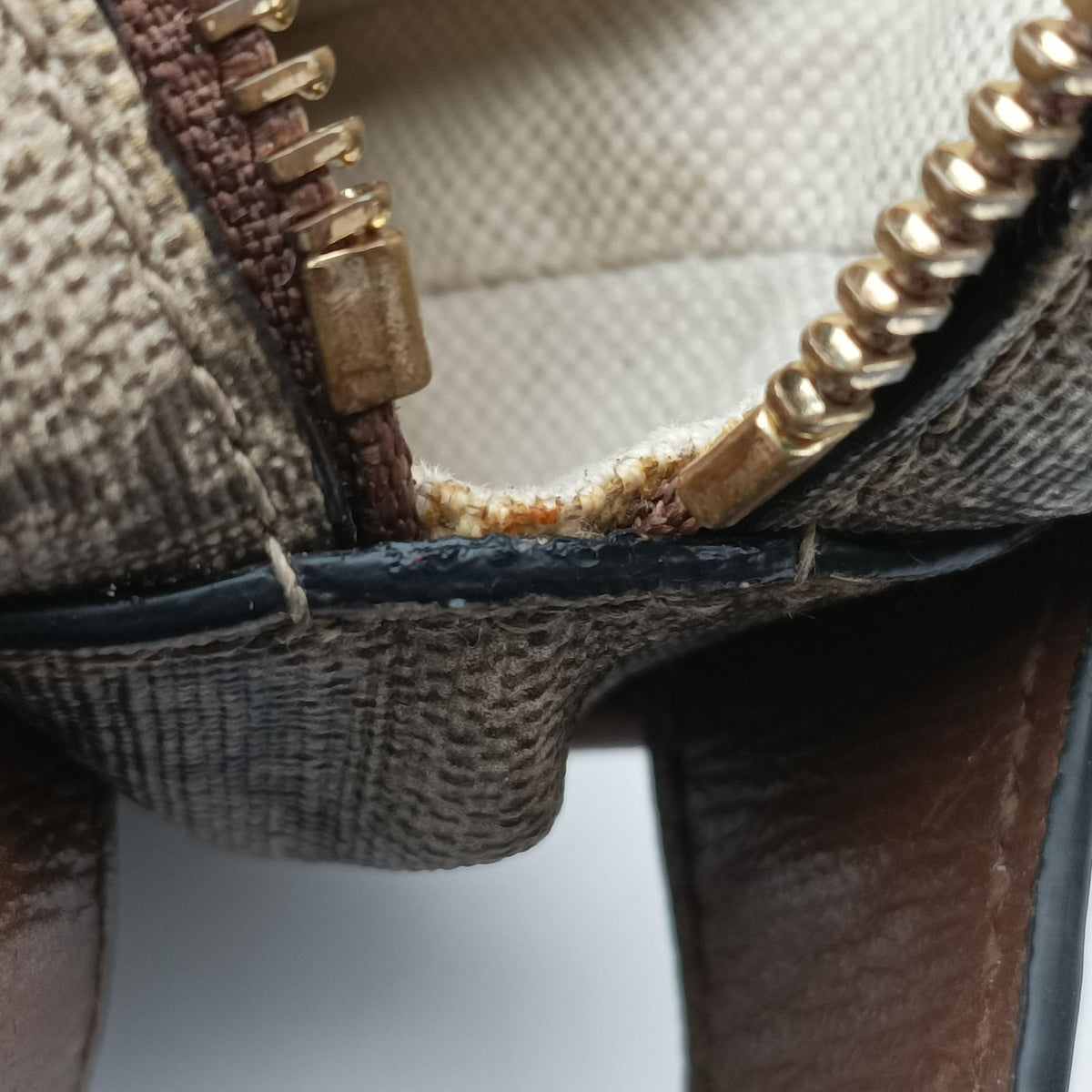 Vintage Gucci Fake/Not GG Supreme Brown PVC coated canvas 636243 clutchbag | stylenewstar
