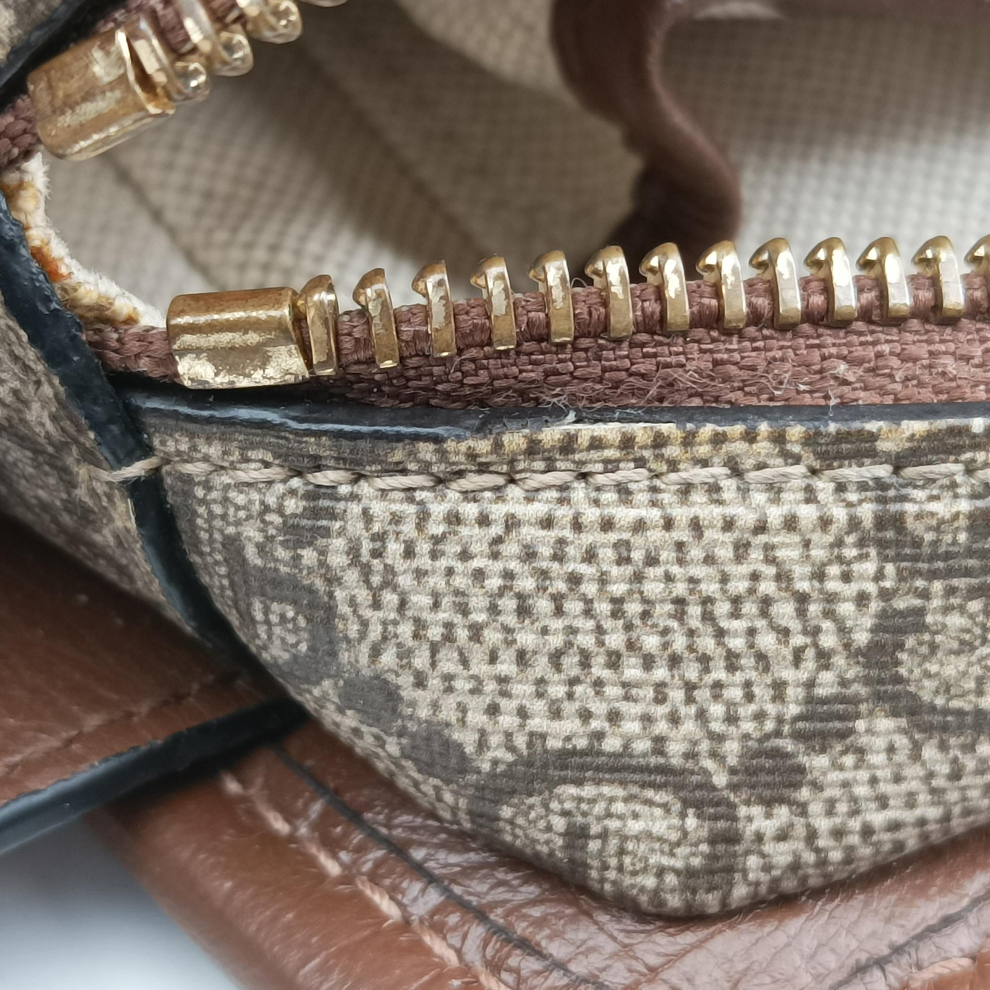 Vintage Gucci Fake/Not GG Supreme Brown PVC coated canvas 636243 clutchbag | stylenewstar
