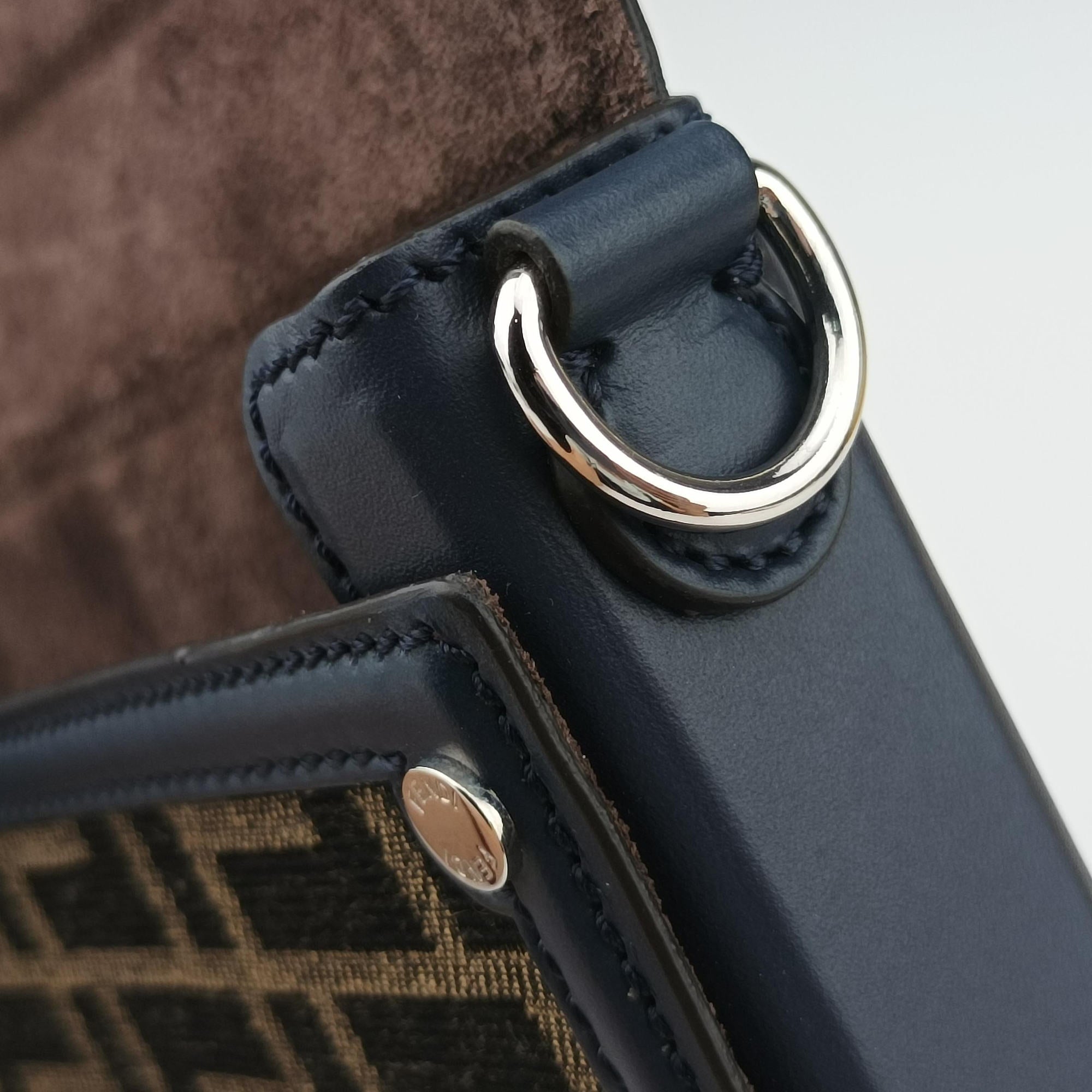 Zucca Soft Trunk Phone Pouch Brown canvas 7AS139 7AS139-AFBV-239-0501ズッカ ソフトトランク スマホポーチ ブラウン キャンバス 7AS139 7AS139-AFBV-239-0501