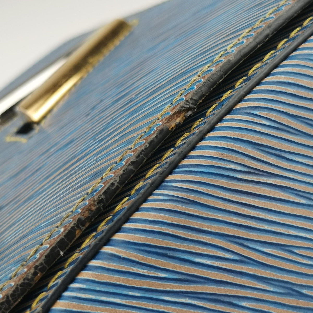 Vintage Louis Vuitton Twist MM Denim blue Epi M50271 shoulderbag | stylenewstar