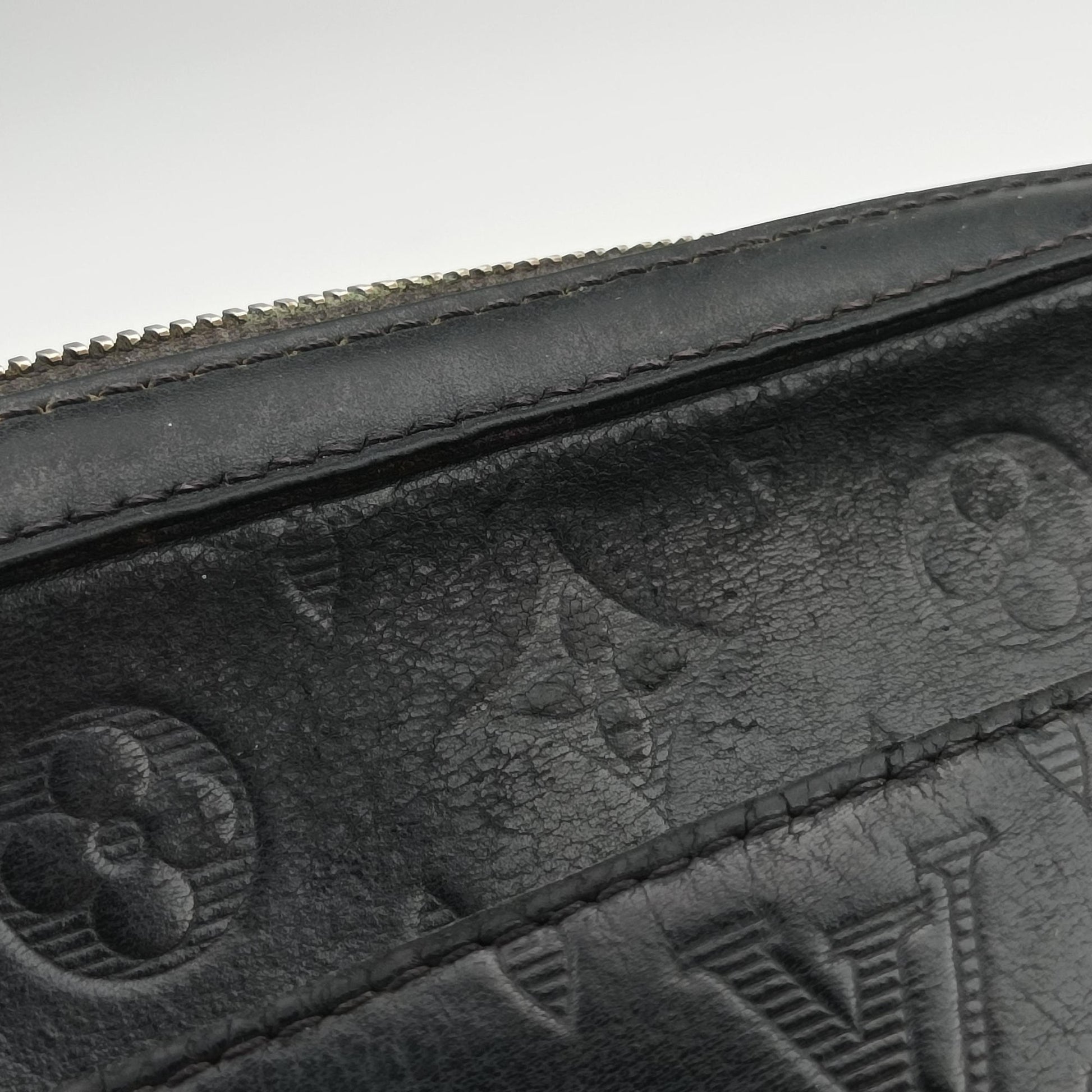 Secondhand Louis Vuitton Duo Messenger Noir Monogram Shadow M69827 shoulderbag | stylenewstar