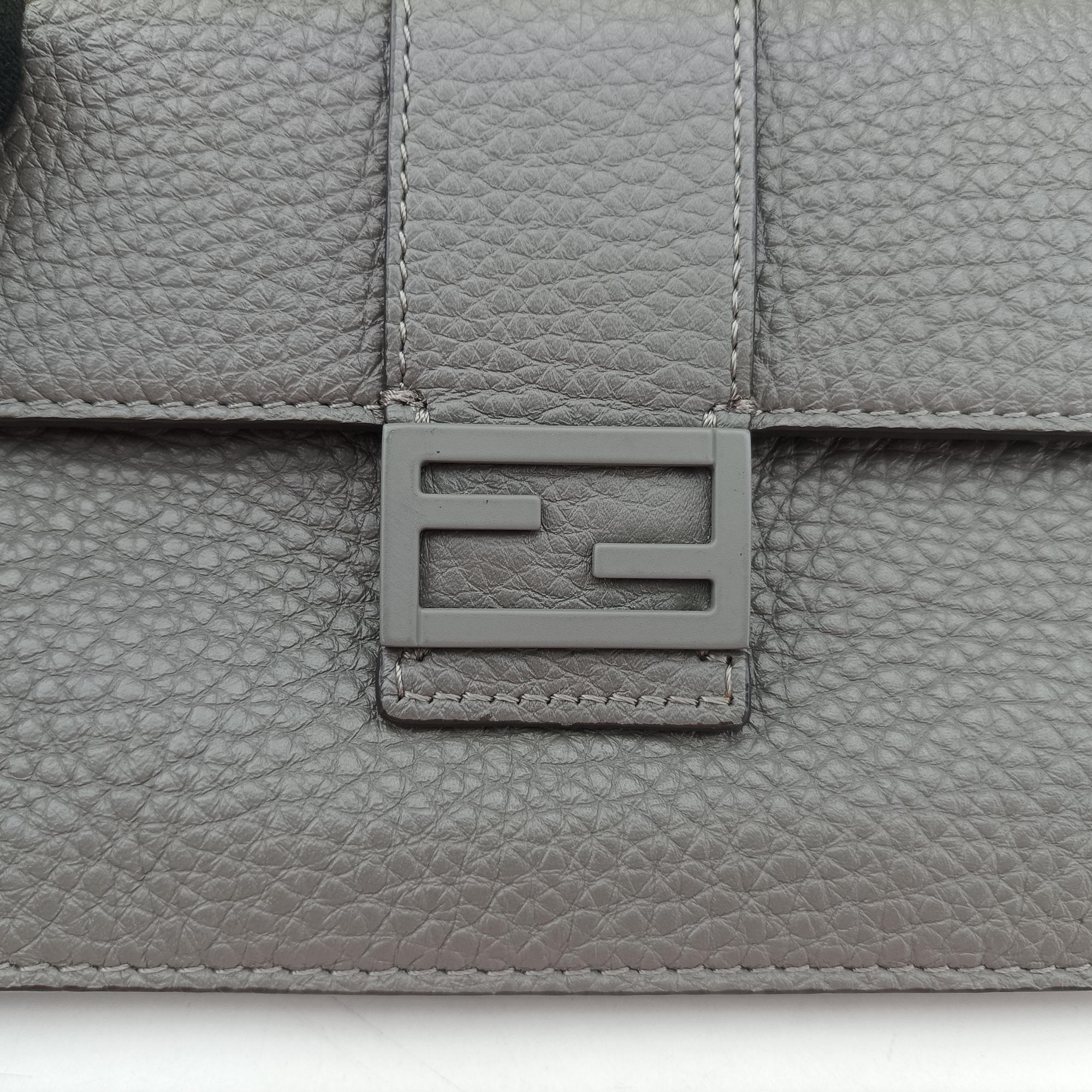 FF Logo Baguette slim Grey Leather 7M0295 7M0295 AGOL 219-0059バゲット スリム グレー レザー 7M0295 7M0295 AGOL 219-0059