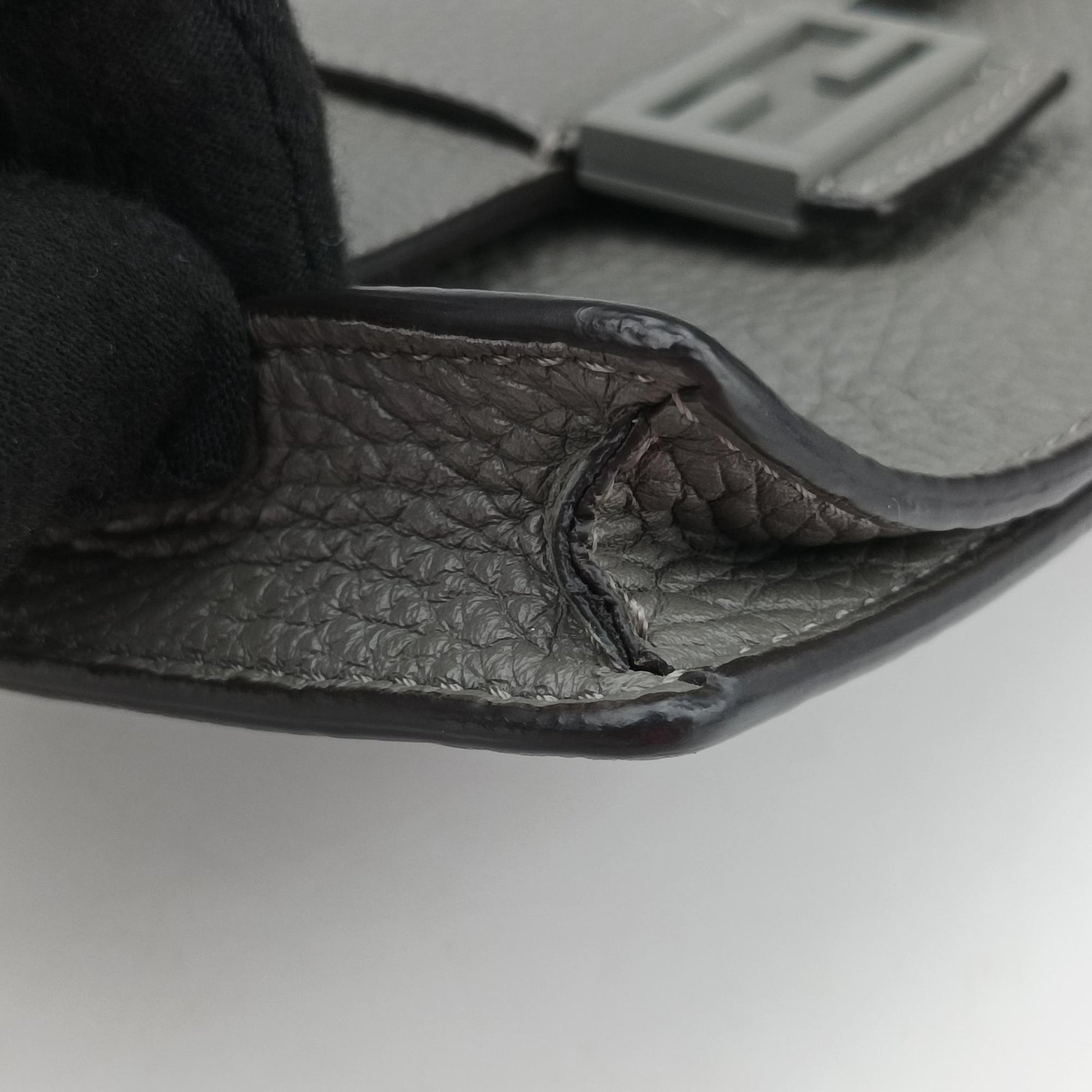FF Logo Baguette slim Grey Leather 7M0295 7M0295 AGOL 219-0059バゲット スリム グレー レザー 7M0295 7M0295 AGOL 219-0059