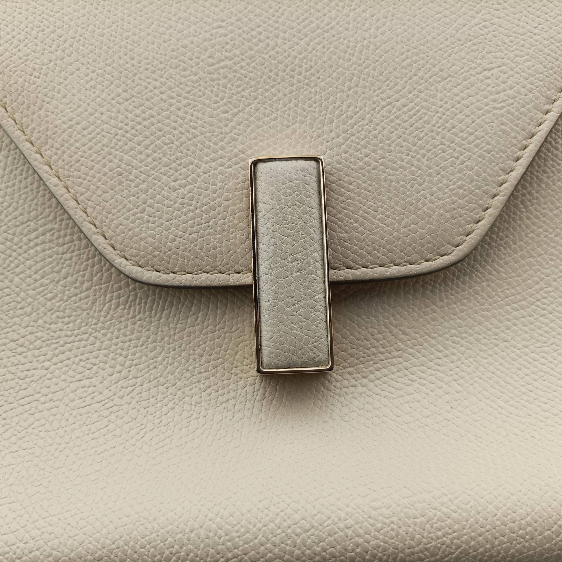 Iside White Calfskin N 431666イジィデ ホワイト カーフスキン N 431666