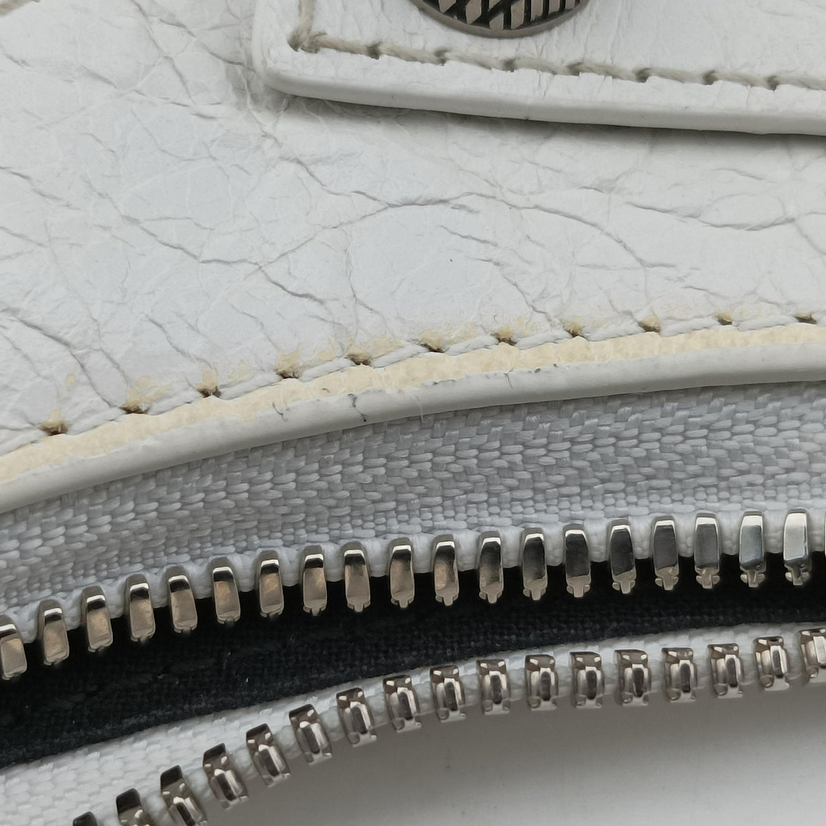 Pre-owned Balenciaga Le Cagole White lambskin  shoulderbag | stylenewstar