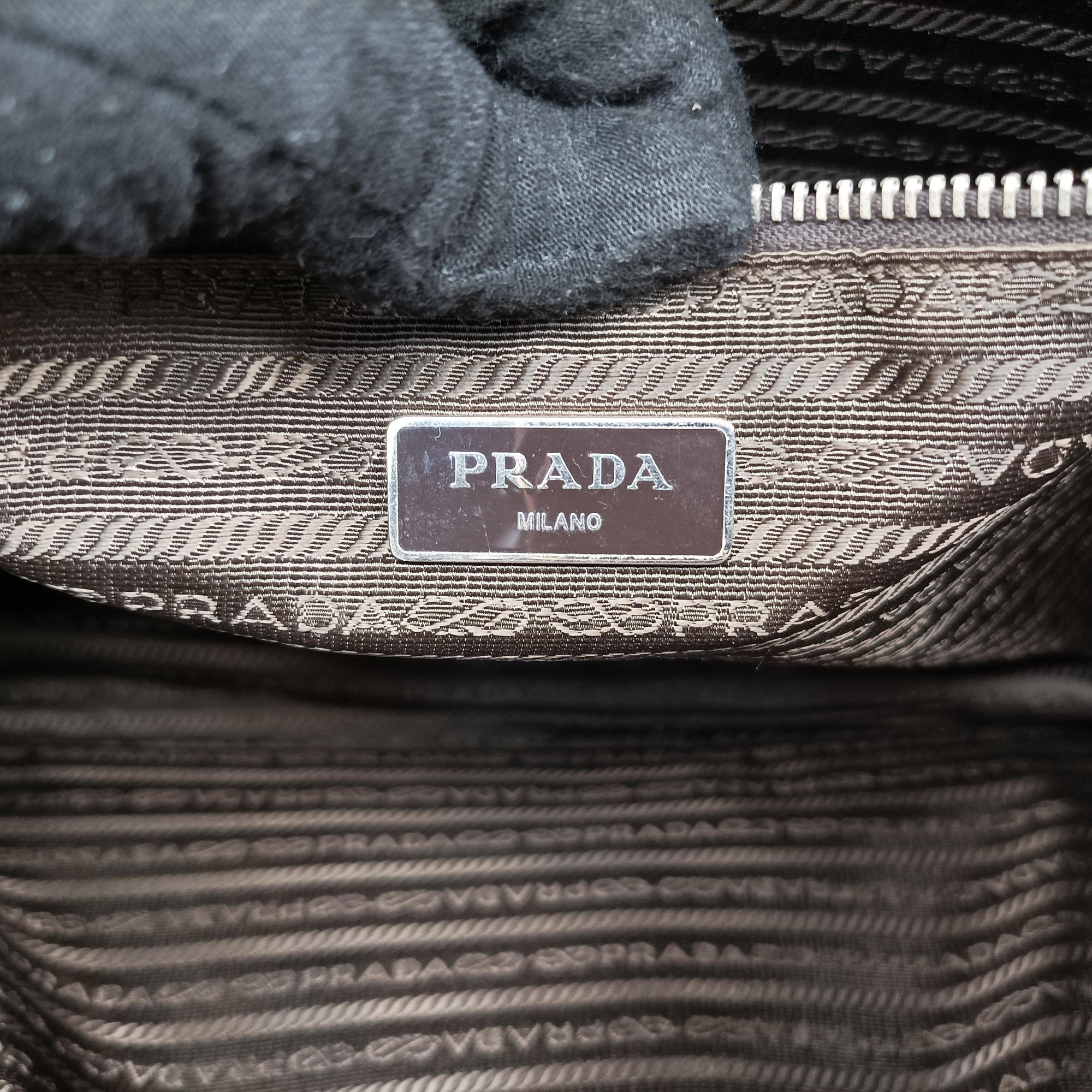 Secondhand Prada Triangle Logo Plate Red Saffiano Leather VR0023 handbag | stylenewstar