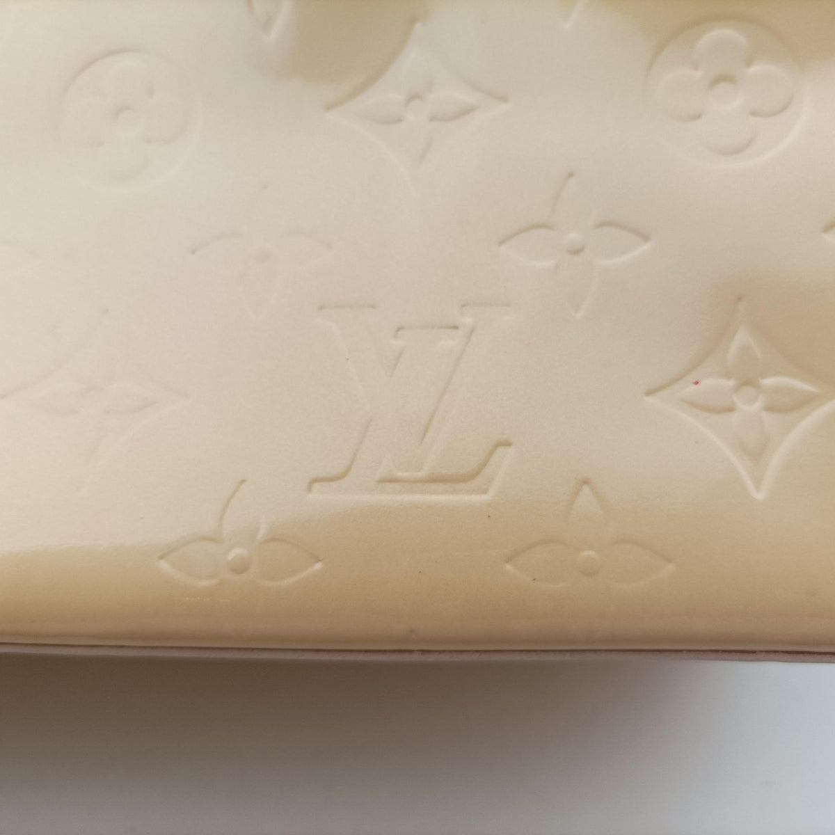 Secondhand Louis Vuitton Reade PM Beige Vernis M91144 handbag | stylenewstar