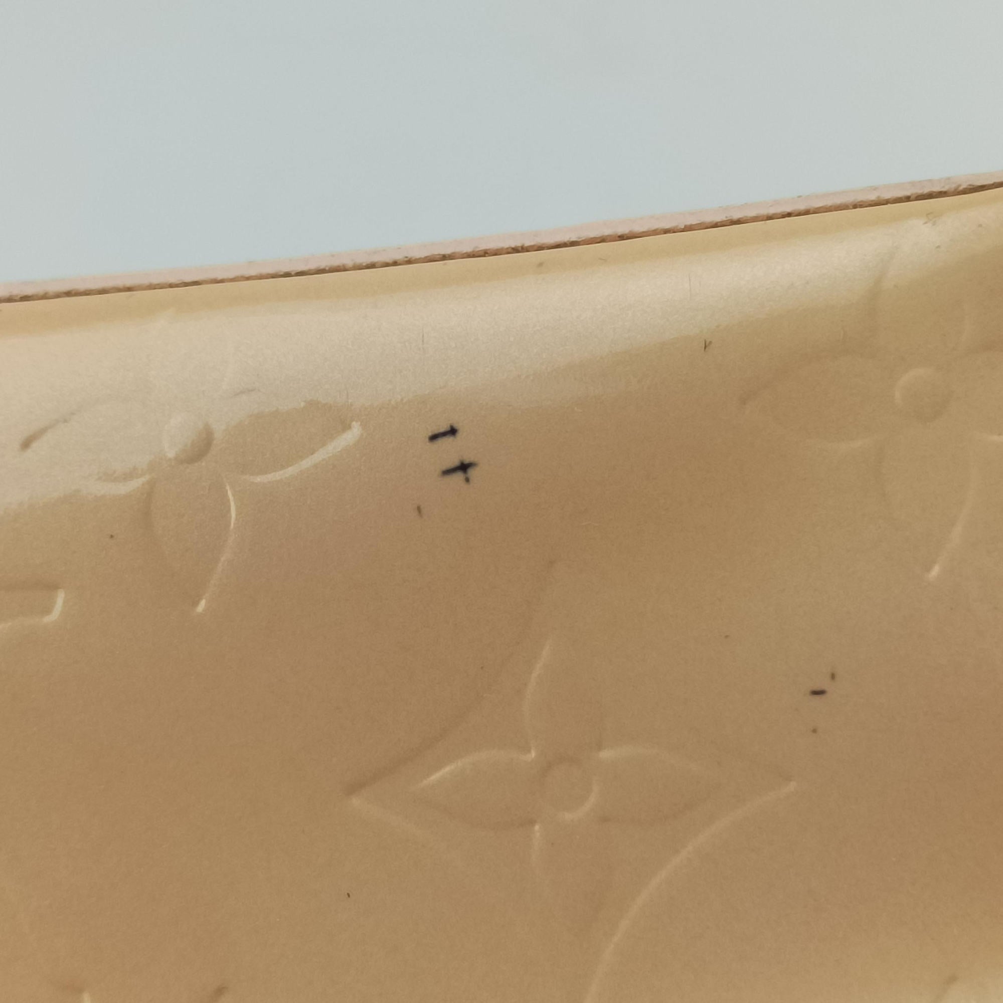 Secondhand Louis Vuitton Reade PM Beige Vernis M91144 handbag | stylenewstar