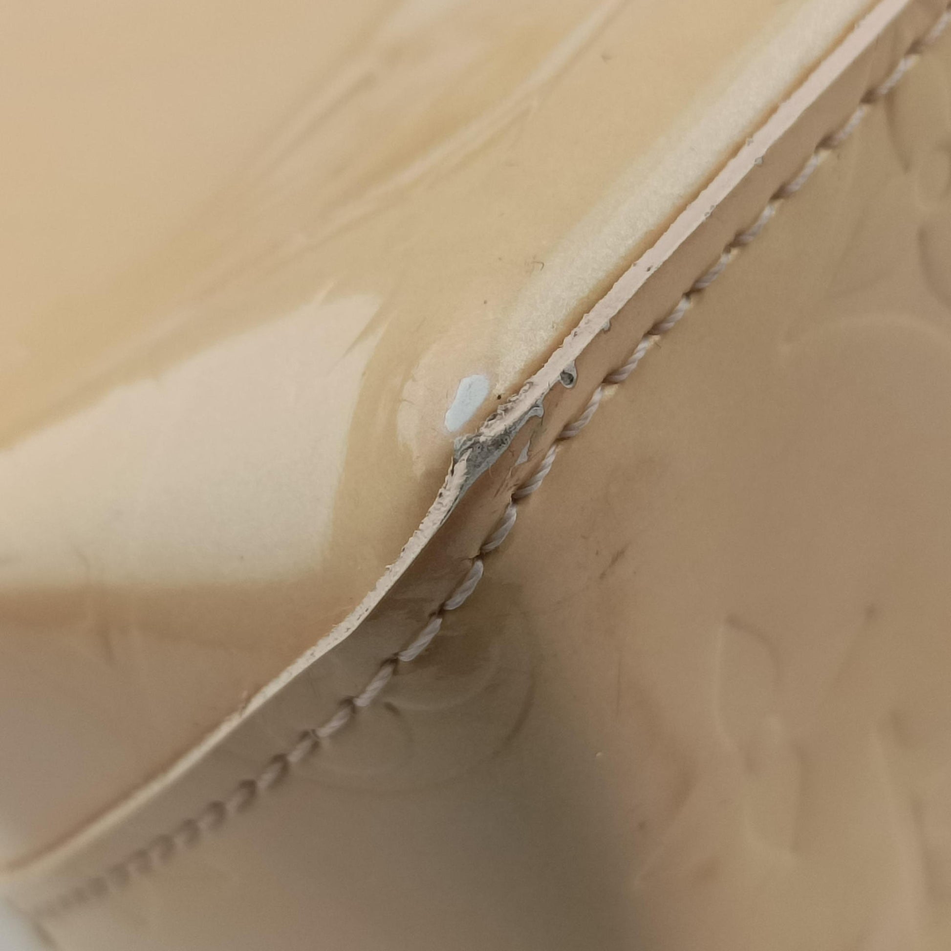 Secondhand Louis Vuitton Reade PM Beige Vernis M91144 handbag | stylenewstar