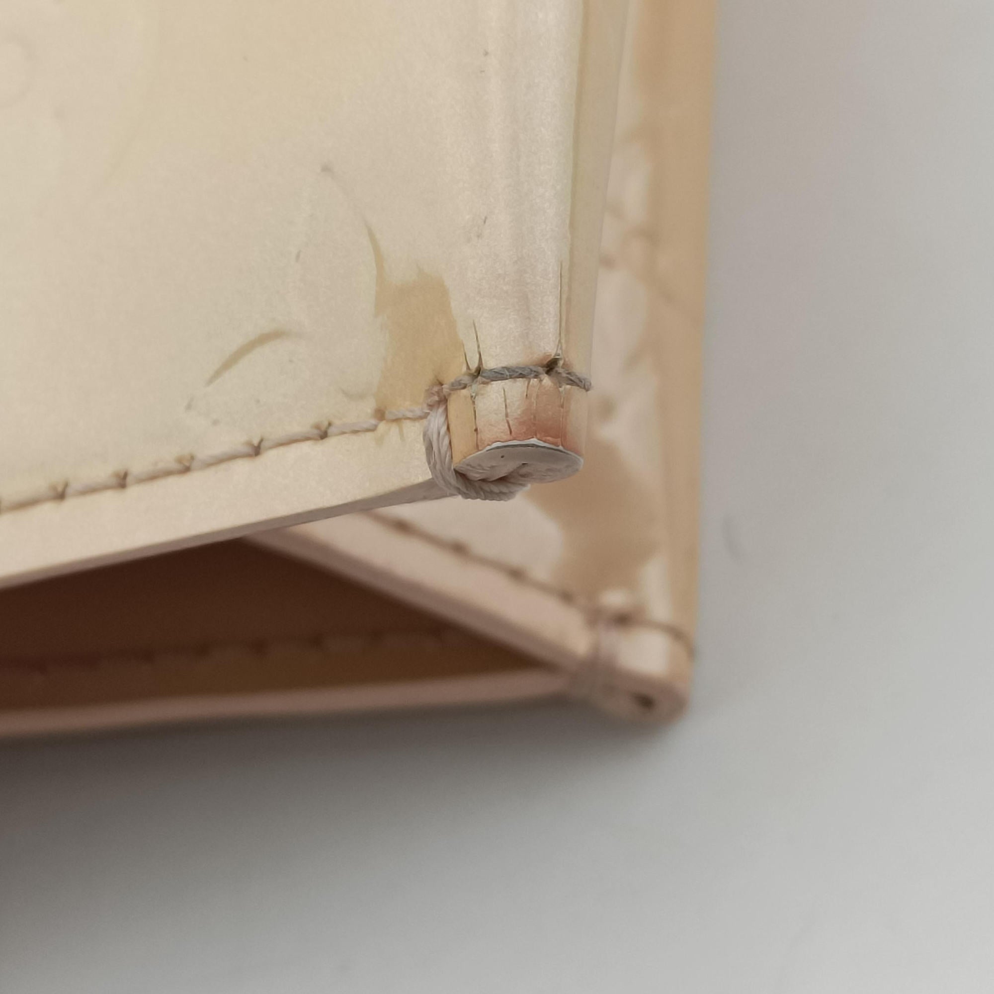 Secondhand Louis Vuitton Reade PM Beige Vernis M91144 handbag | stylenewstar