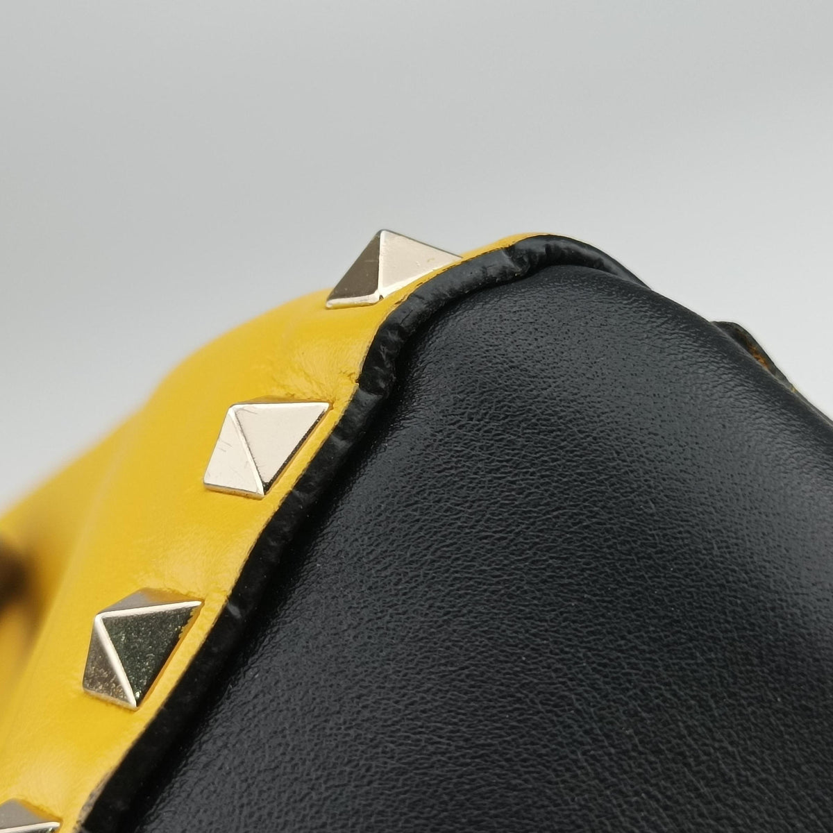 Rockstud Yellow × Black Leather BGJ540VK31ロックスタッズ イエロー × ブラック レザー BGJ540VK31