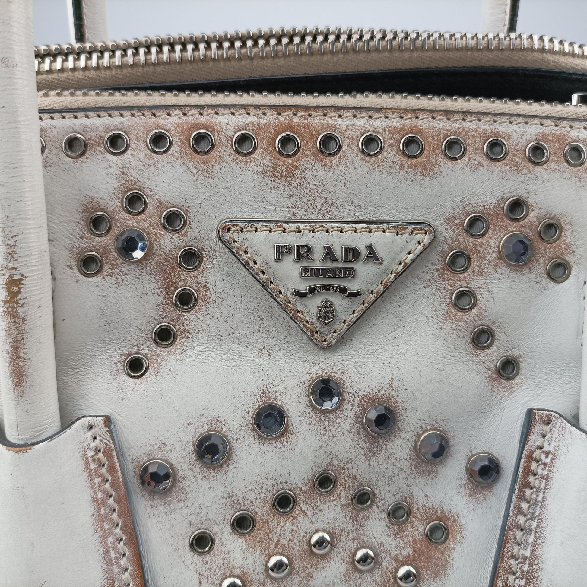 Pre-owned Prada Vitello Vintage Studded Sound White Leather  shoulderbag | stylenewstar
