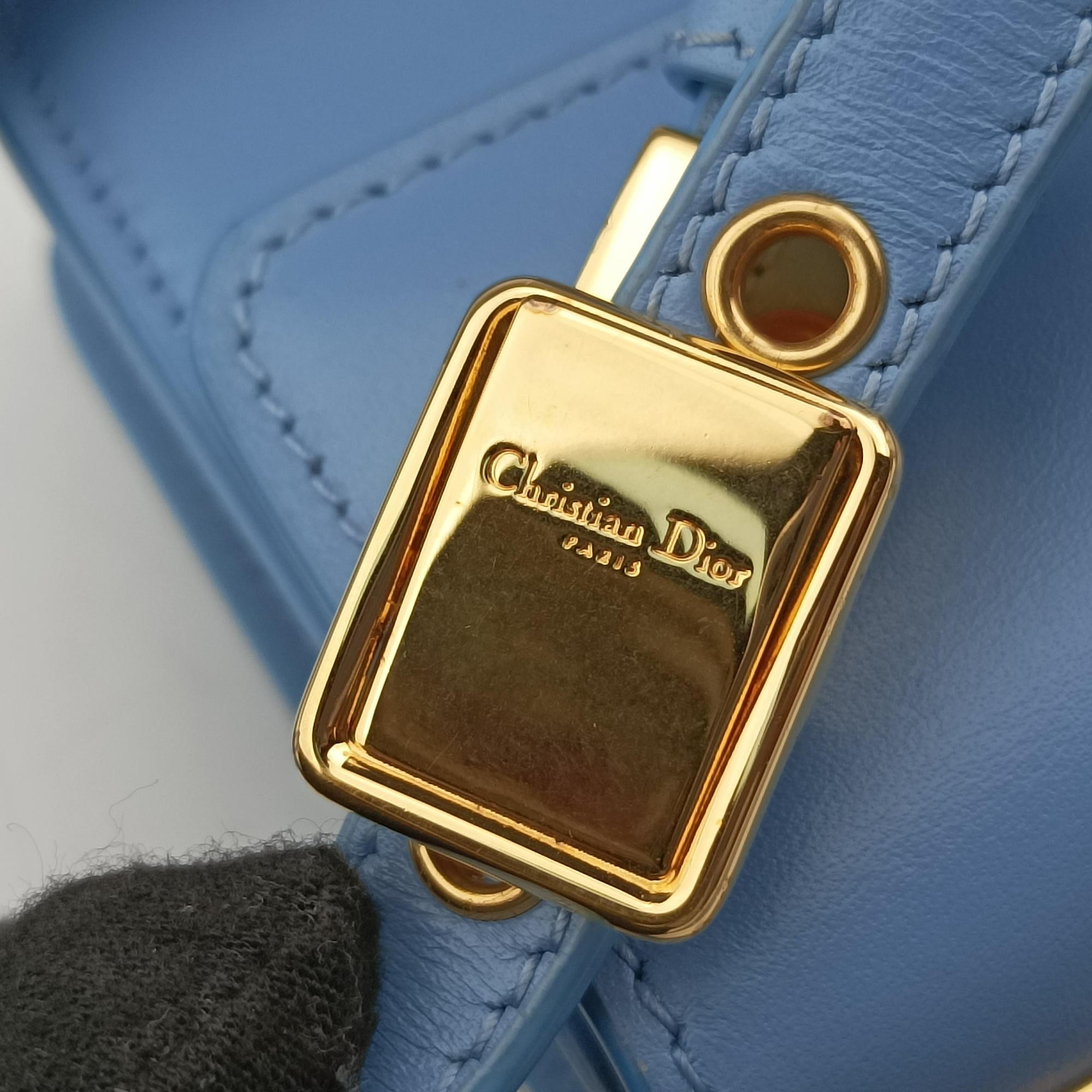 Pre-owned Christian Dior 30 Montaigne Blue Leather  shoulderbag | stylenewstar