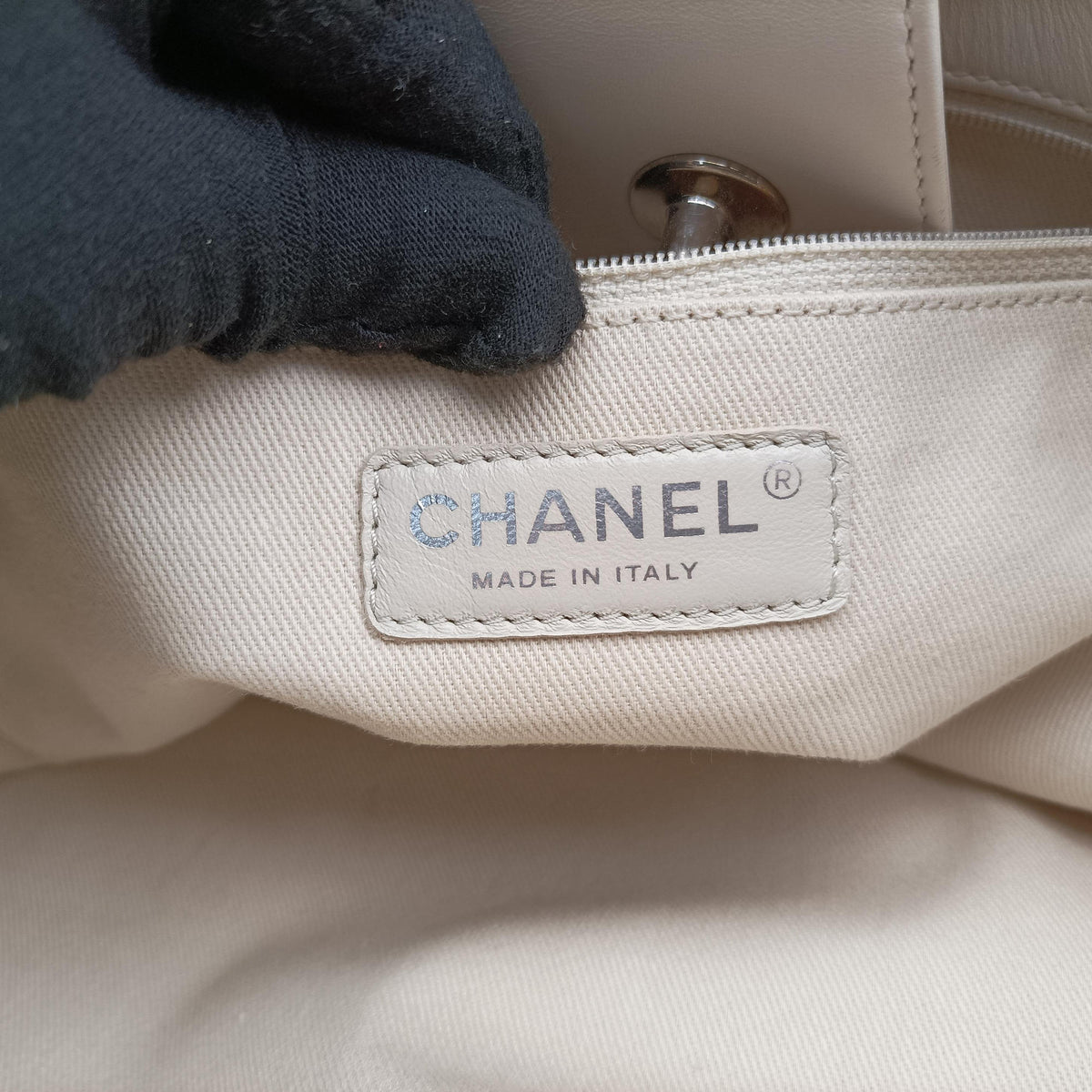 Up in the Air Perforated French Riviera  White lambskin A67654 17921437アップ ザ エア フレンチリビエラ  ホワイト ラムスキン A67654 17921437